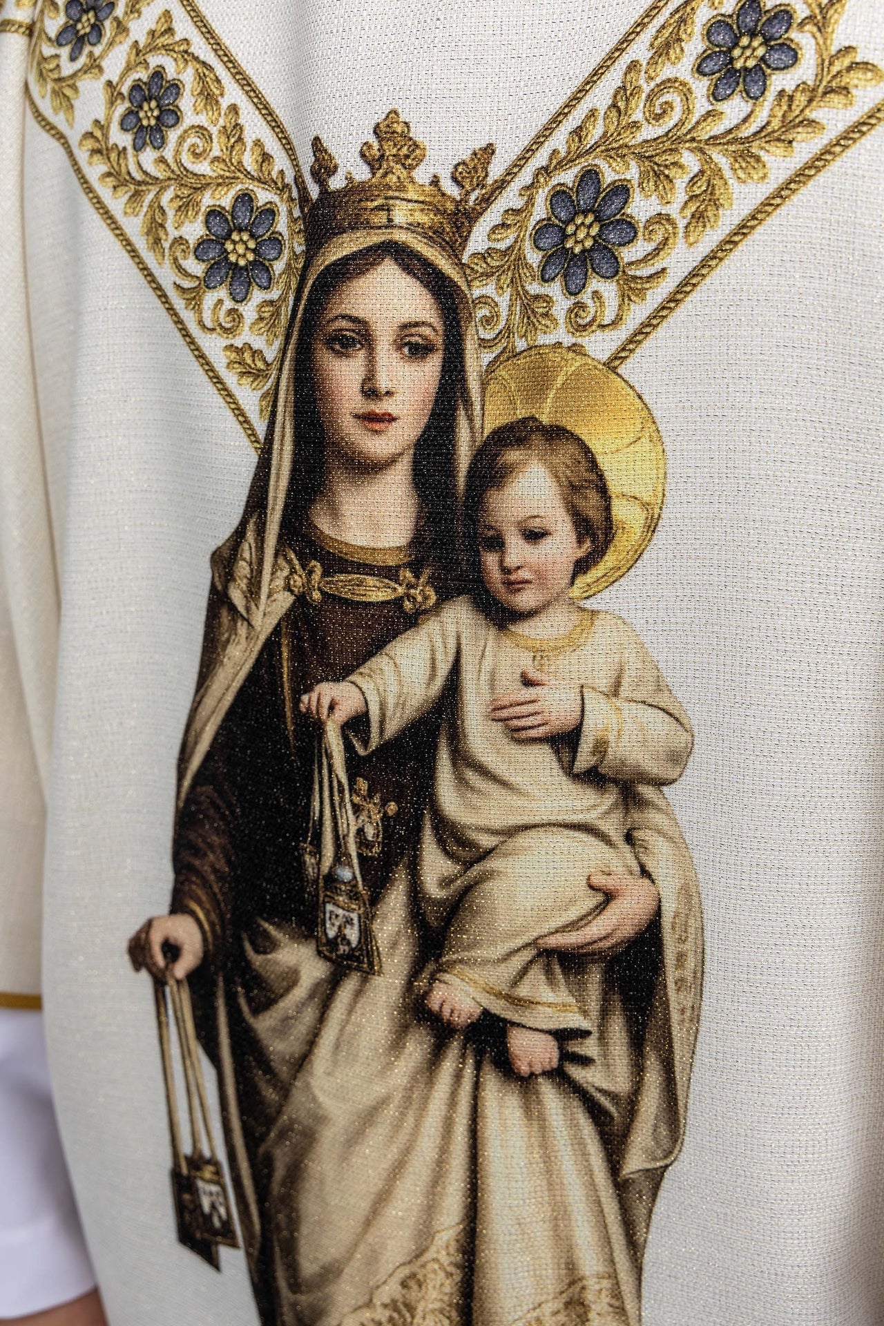 Chasuble imprimée avec l’image de Notre - Dame du Mont Carmel KOD/7004/05/40 - CHASUBLES.FR
