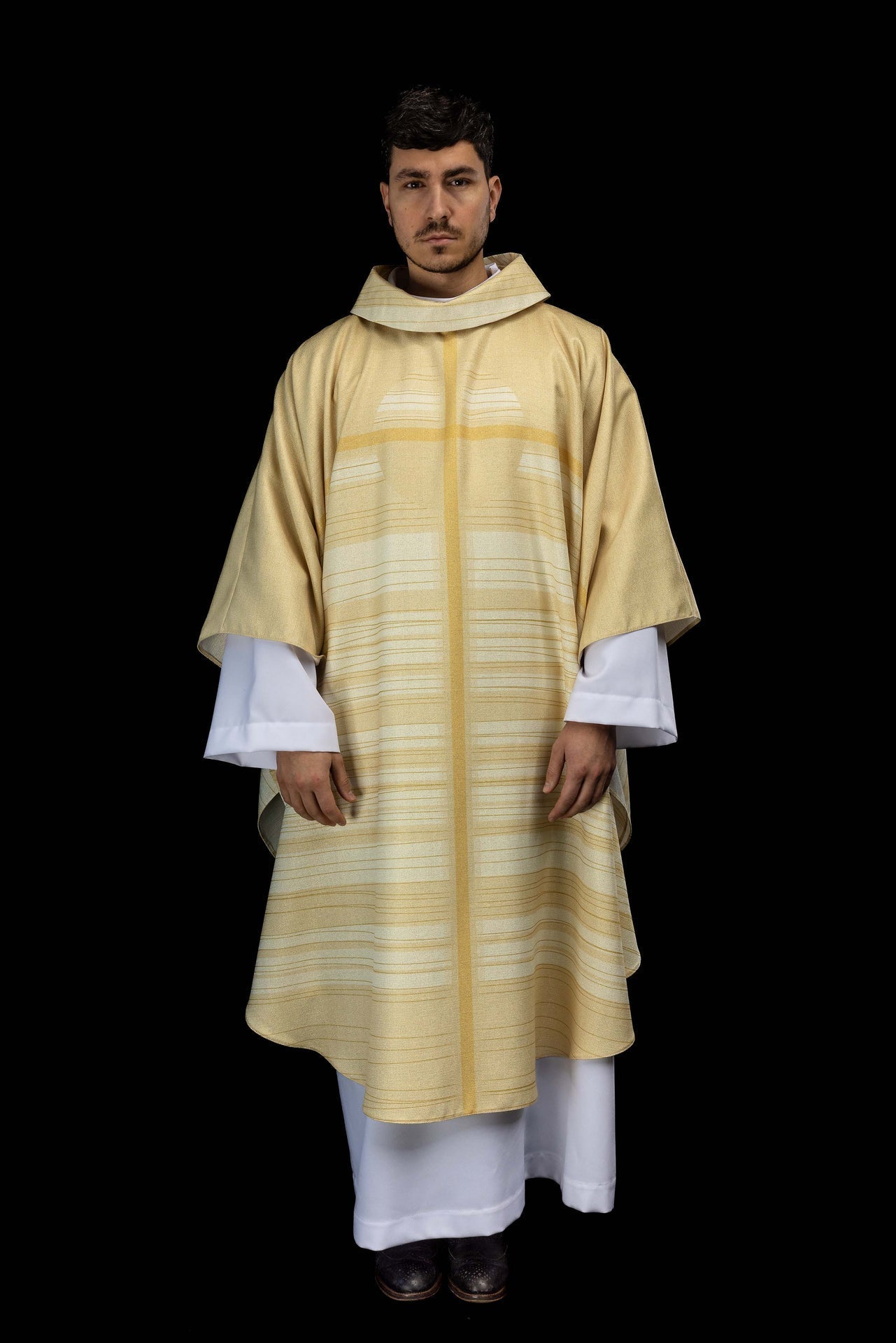 Chasuble imprimée écrue avec motif de croix KOD/7010/05/40 - CHASUBLES.FR