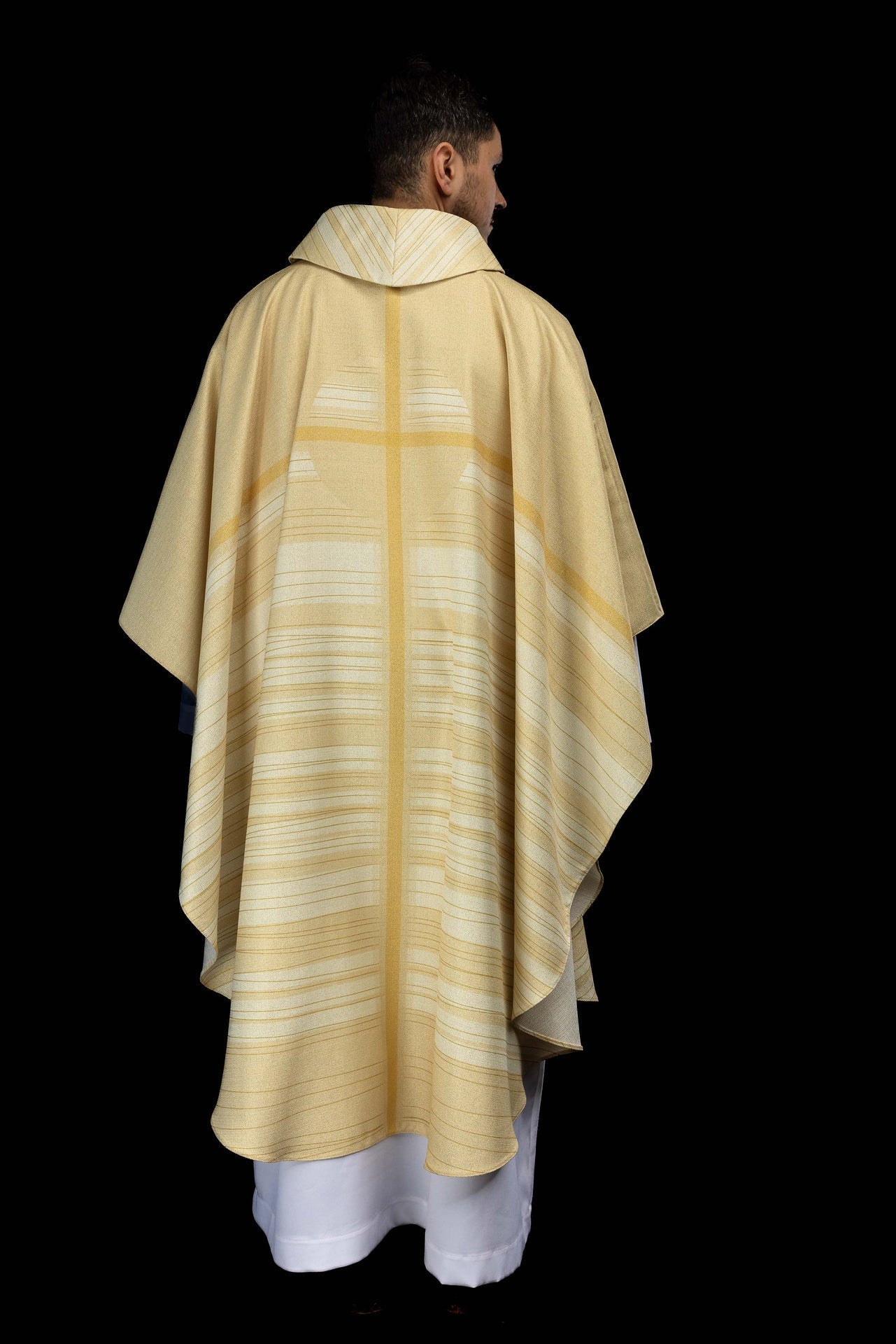 Chasuble imprimée écrue avec motif de croix KOD/7010/05/40 - CHASUBLES.FR