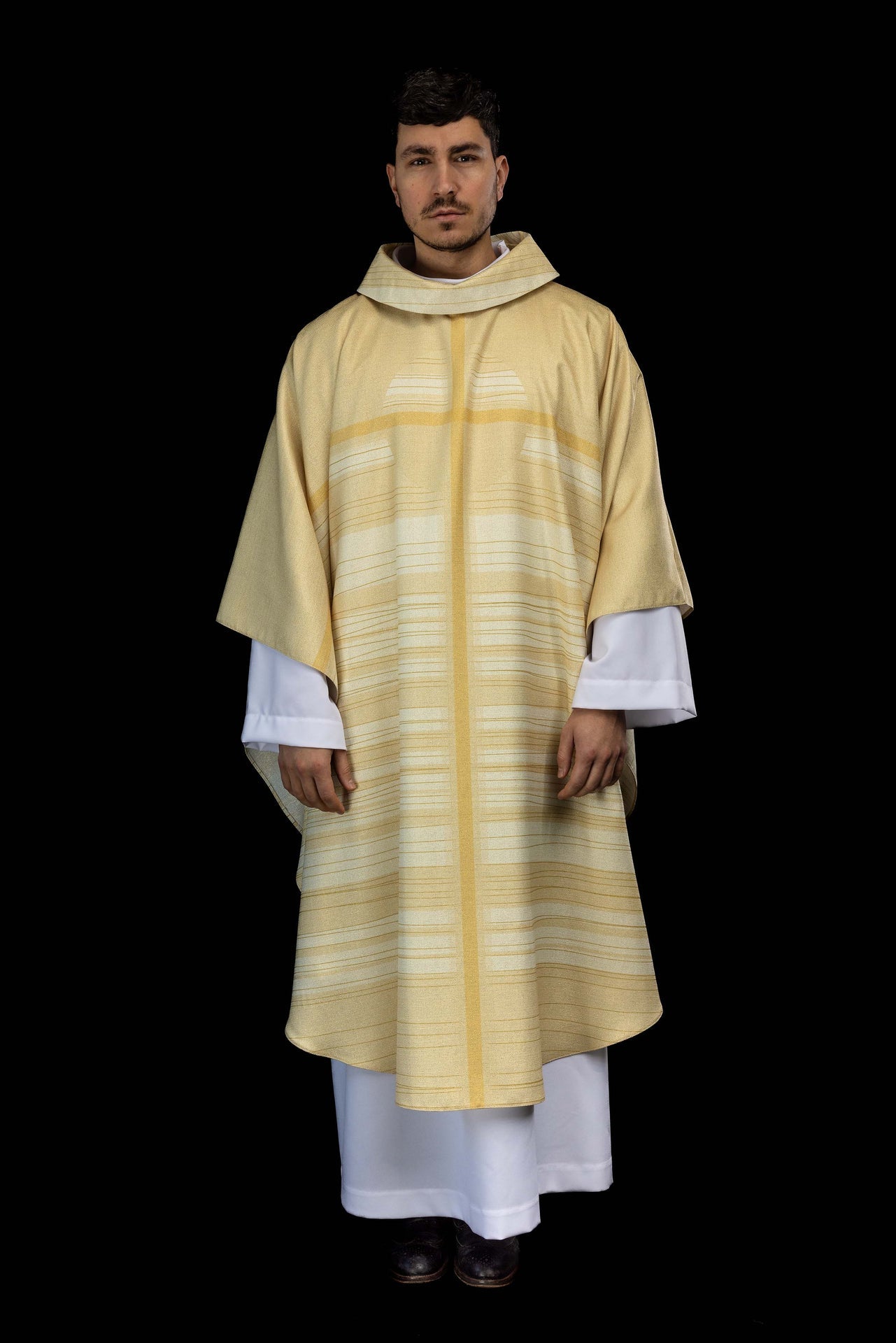 Chasuble imprimée écrue avec motif de croix KOD/7010/05/40 - CHASUBLES.FR