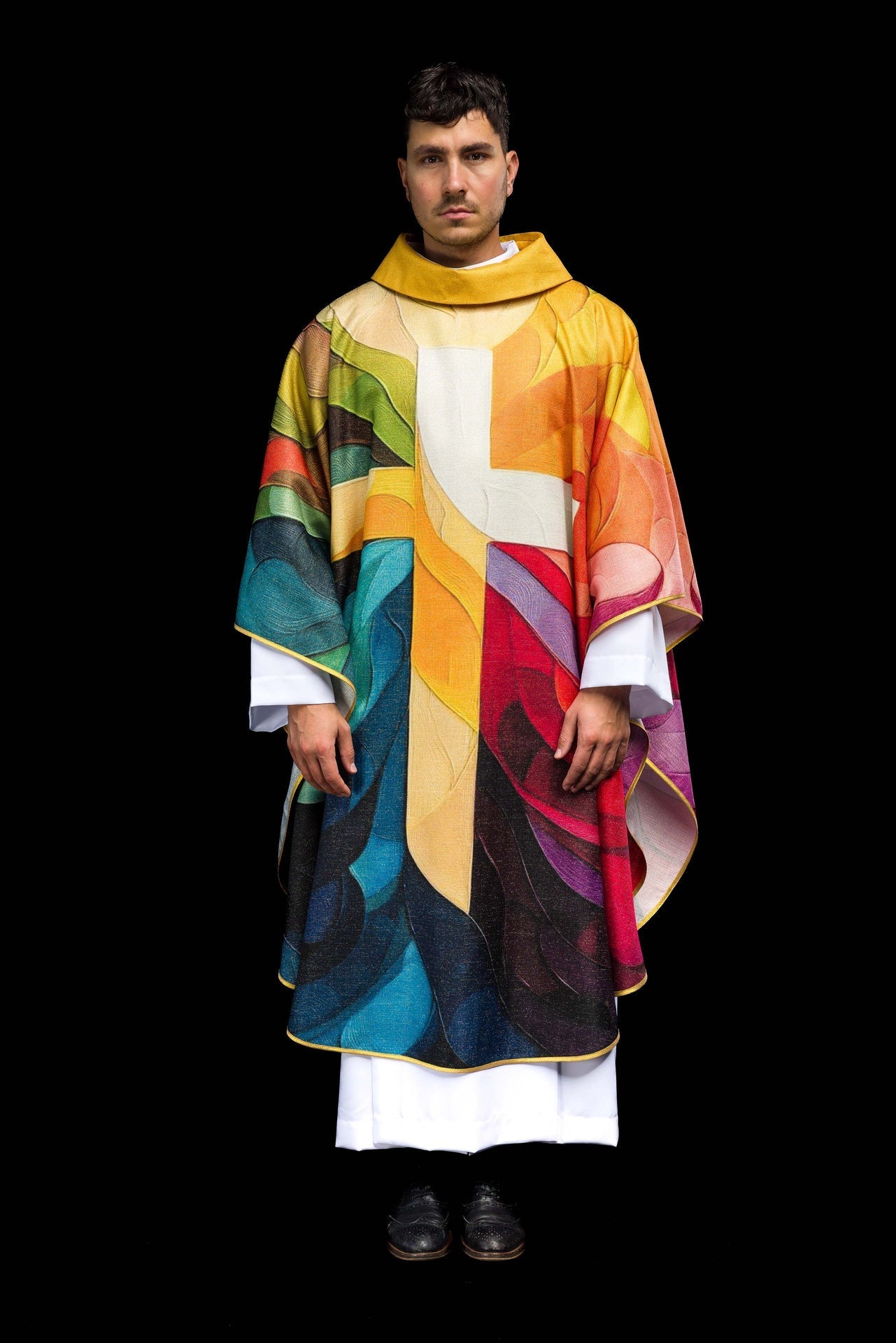 Chasuble imprimée multicolore avec motif de croix KOD/7005/99/40 - CHASUBLES.FR