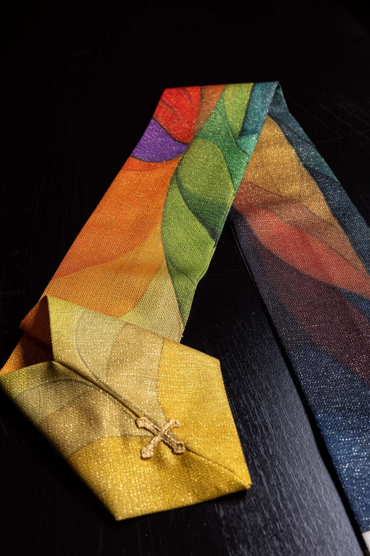 Chasuble imprimée multicolore avec motif de croix KOD/7005/99/40 - CHASUBLES.FR