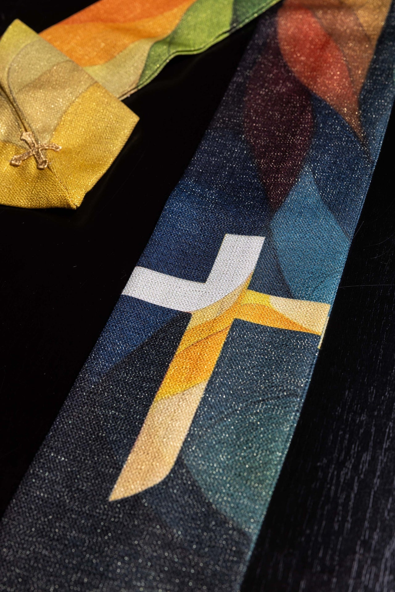 Chasuble imprimée multicolore avec motif de croix KOD/7005/99/40 - CHASUBLES.FR