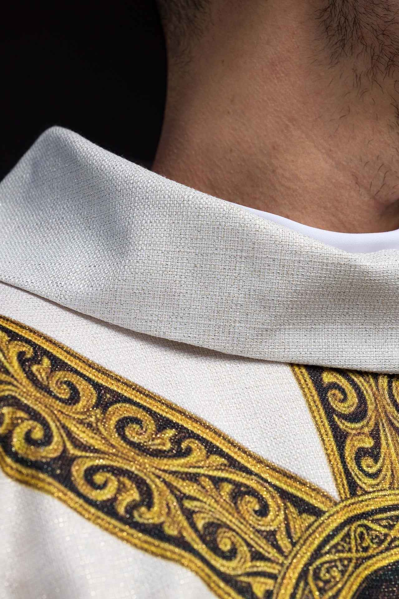 Chasuble imprimée Pax écru avec riche ornements dorés KOD/7009/05/40 - CHASUBLES.FR