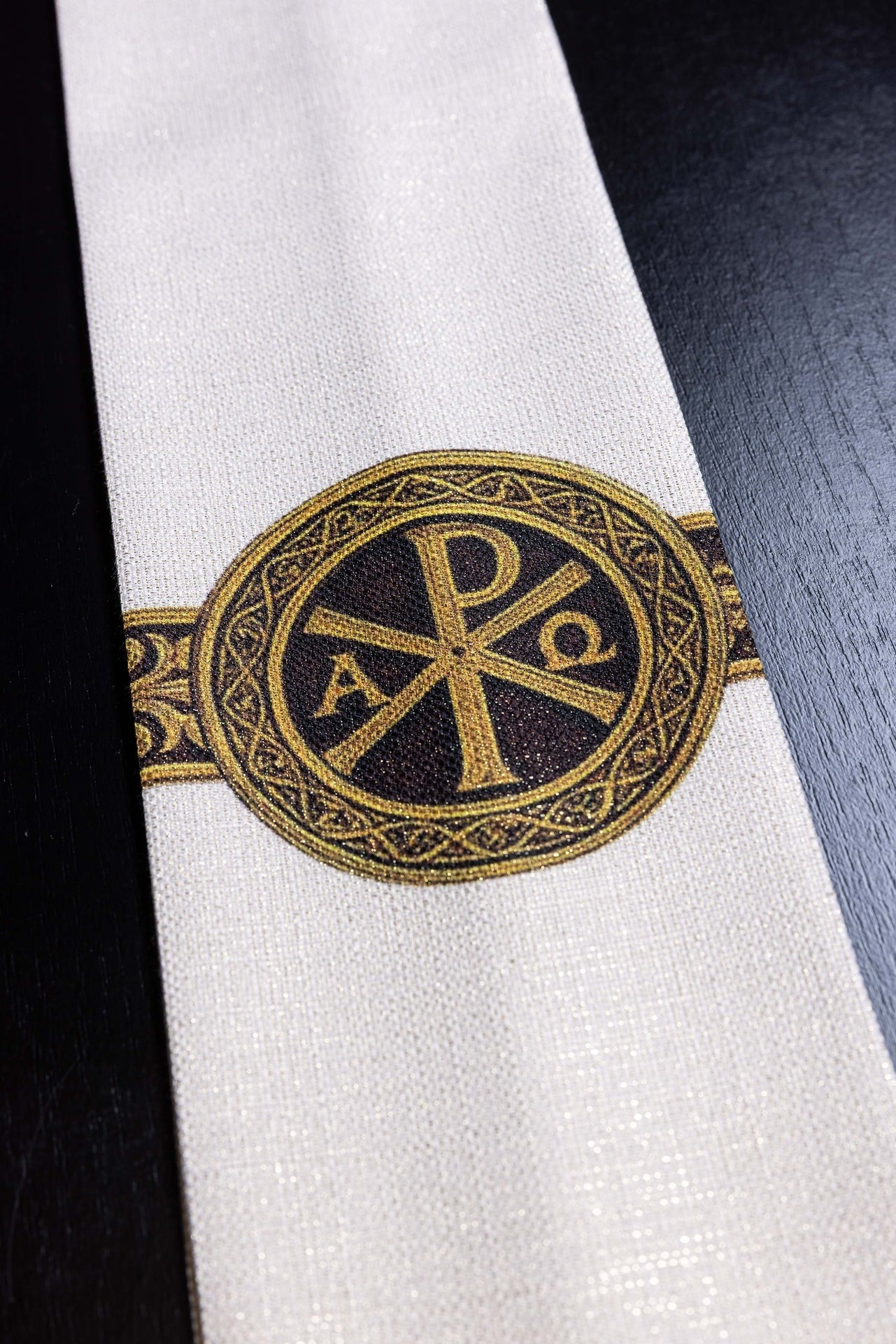 Chasuble imprimée Pax écru avec riche ornements dorés KOD/7009/05/40 - CHASUBLES.FR
