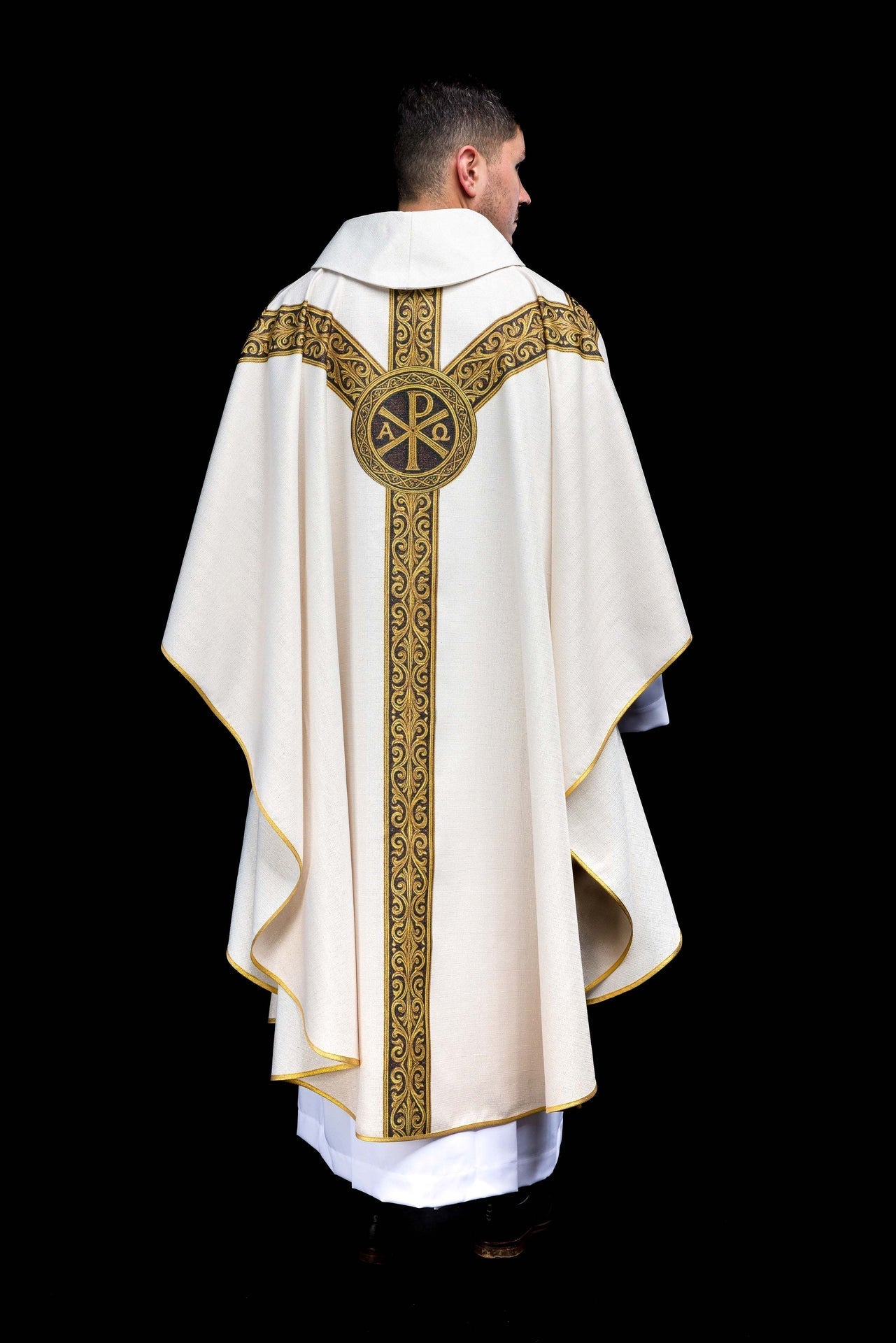 Chasuble imprimée Pax écru avec riche ornements dorés KOD/7009/05/40 - CHASUBLES.FR