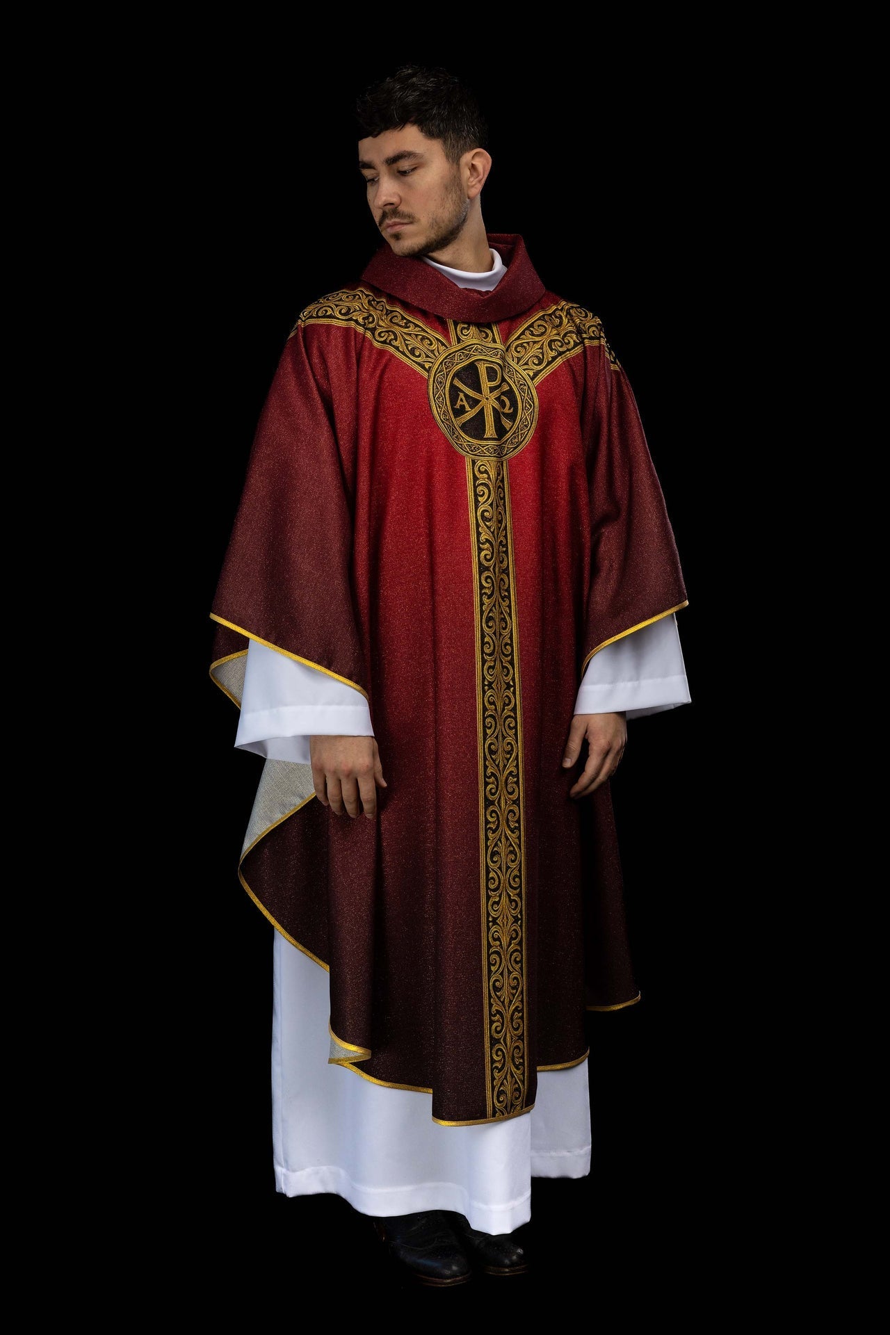 Chasuble imprimée Pax rouge avec riche ornementation dorée KOD/7009/02/40 - CHASUBLES.FR