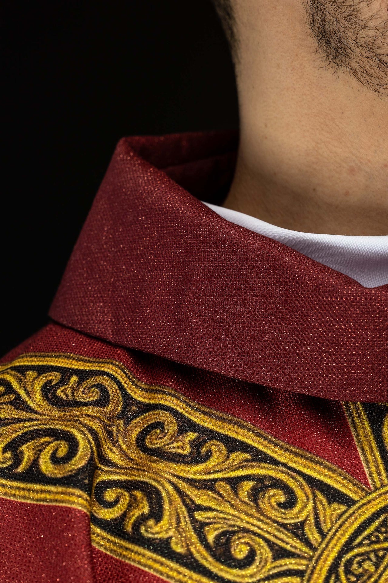 Chasuble imprimée Pax rouge avec riche ornementation dorée KOD/7009/02/40 - CHASUBLES.FR