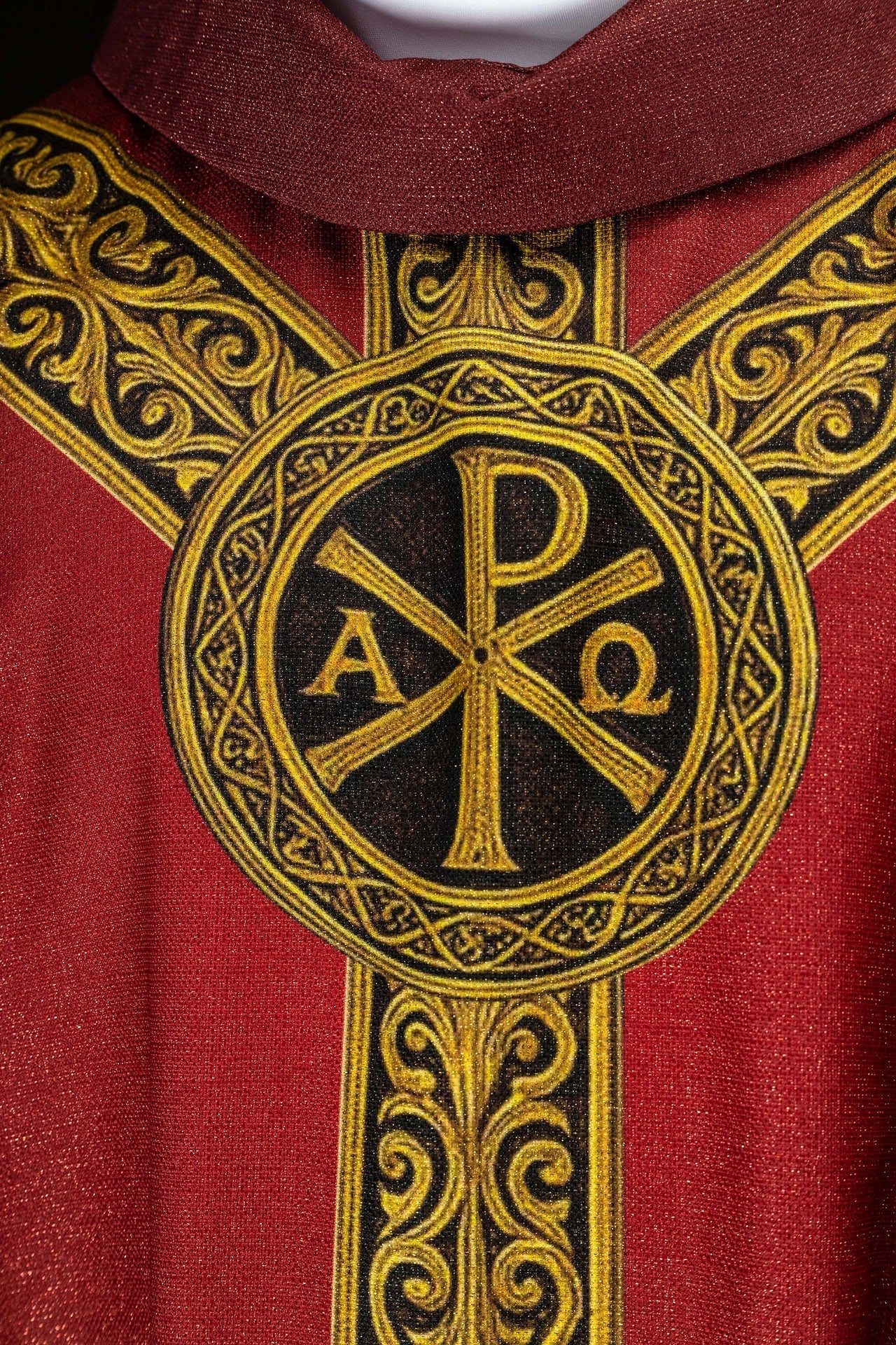 Chasuble imprimée Pax rouge avec riche ornementation dorée KOD/7009/02/40 - CHASUBLES.FR