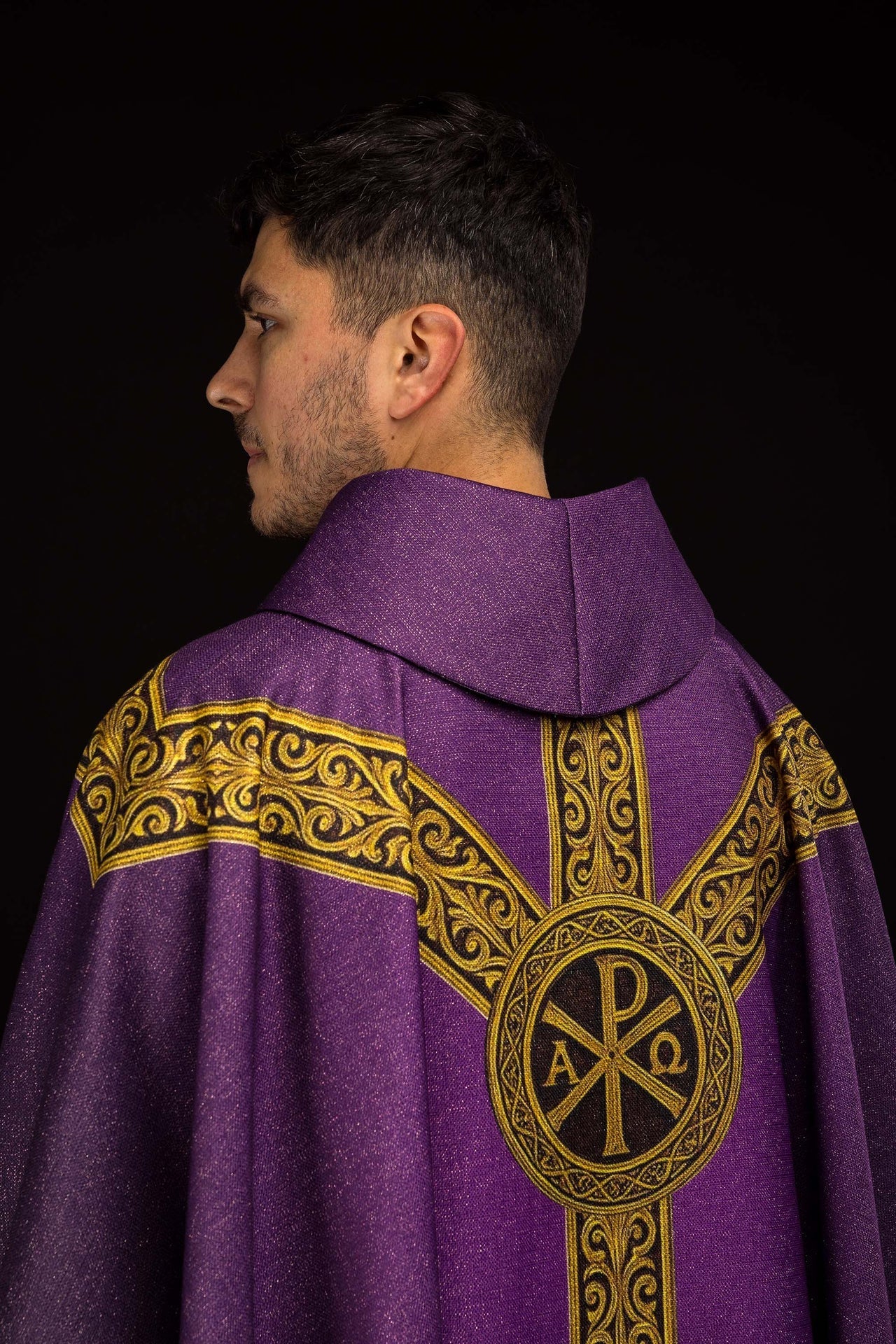 Chasuble imprimée Pax violette avec riche ornementation dorée KOD/7009/03/40 - CHASUBLES.FR