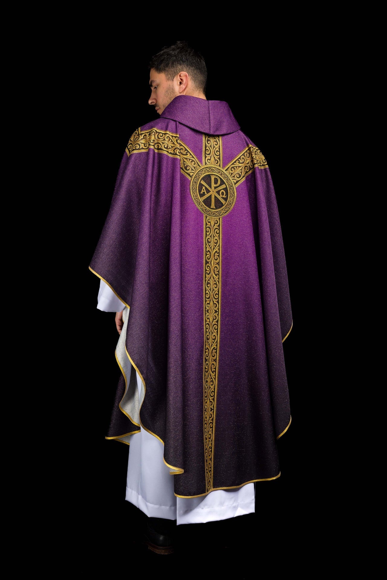 Chasuble imprimée Pax violette avec riche ornementation dorée KOD/7009/03/40 - CHASUBLES.FR