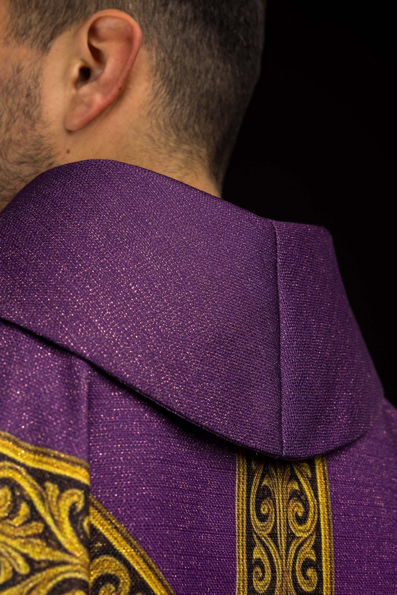 Chasuble imprimée Pax violette avec riche ornementation dorée KOD/7009/03/40 - CHASUBLES.FR