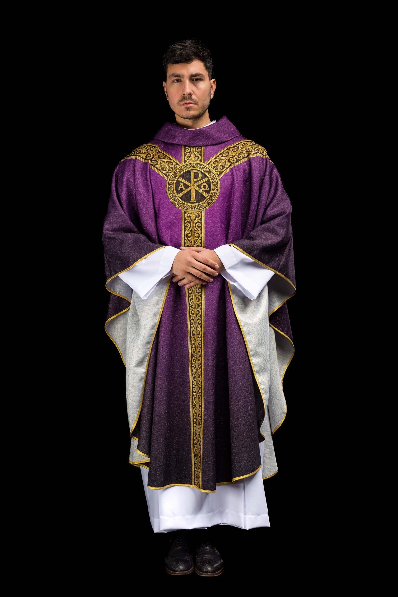 Chasuble imprimée Pax violette avec riche ornementation dorée KOD/7009/03/40 - CHASUBLES.FR