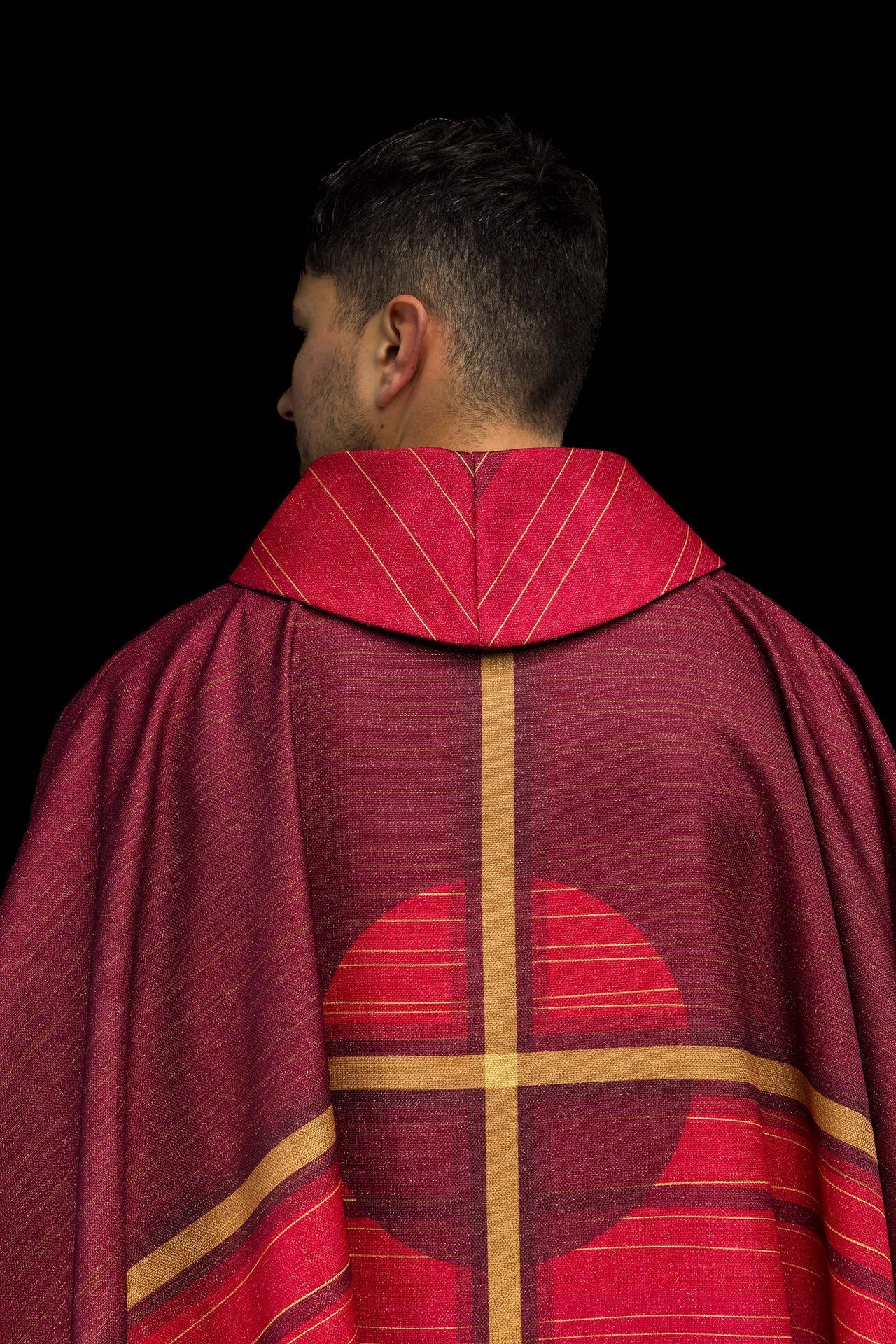 Chasuble imprimée rouge avec motif de croix KOD/7010/02/40 - CHASUBLES.FR