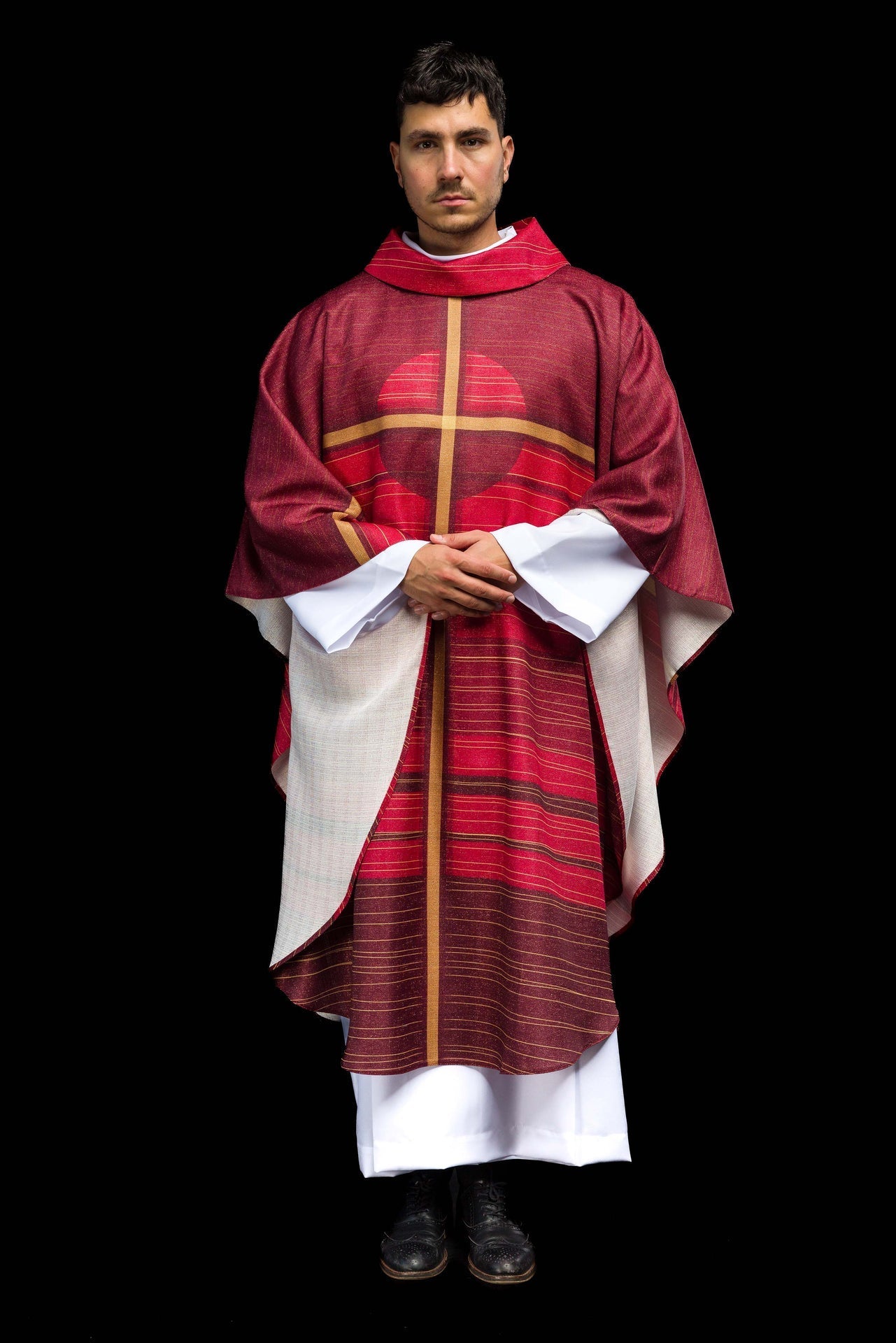 Chasuble imprimée rouge avec motif de croix KOD/7010/02/40 - CHASUBLES.FR