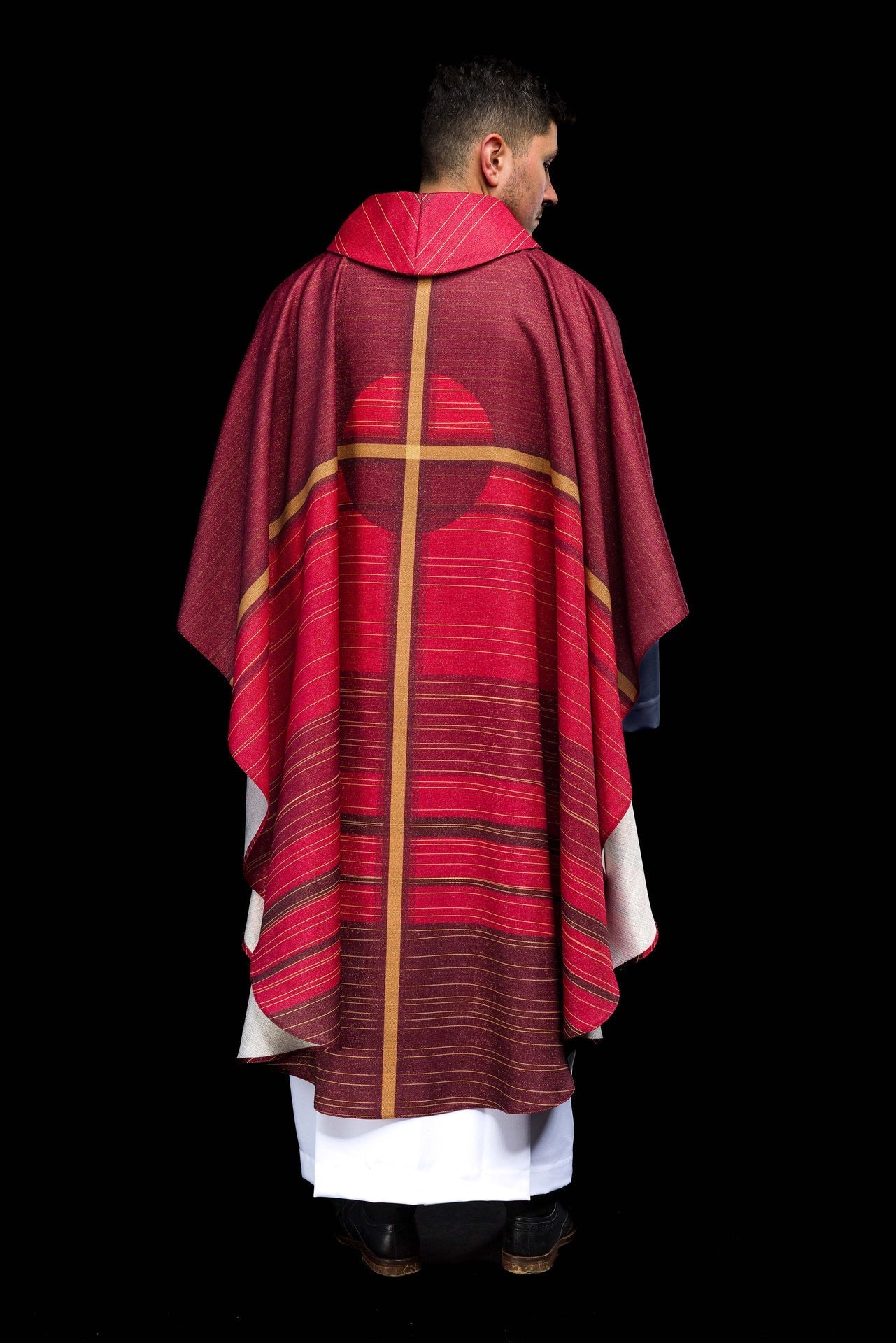 Chasuble imprimée rouge avec motif de croix KOD/7010/02/40 - CHASUBLES.FR