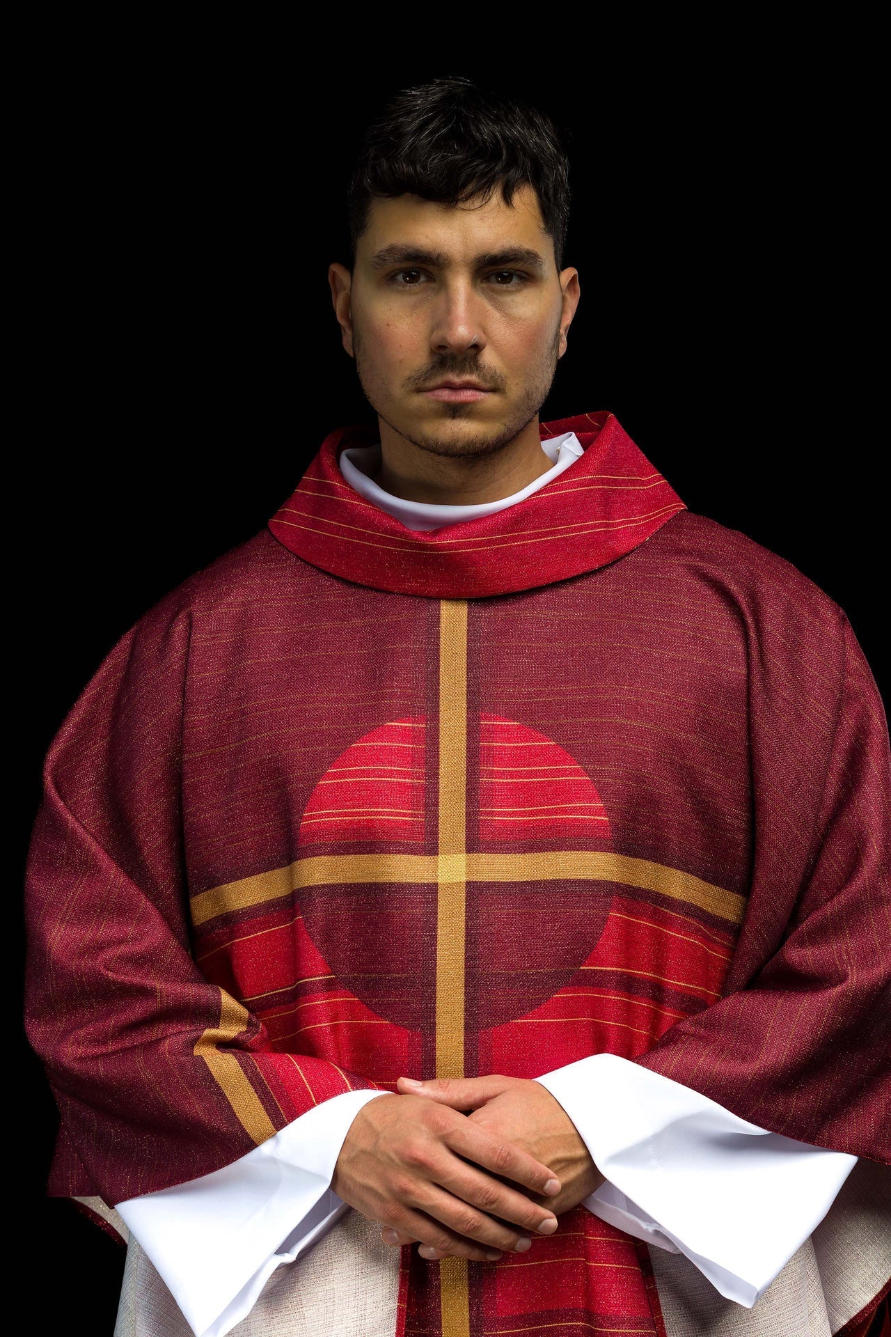 Chasuble imprimée rouge avec motif de croix KOD/7010/02/40 - CHASUBLES.FR