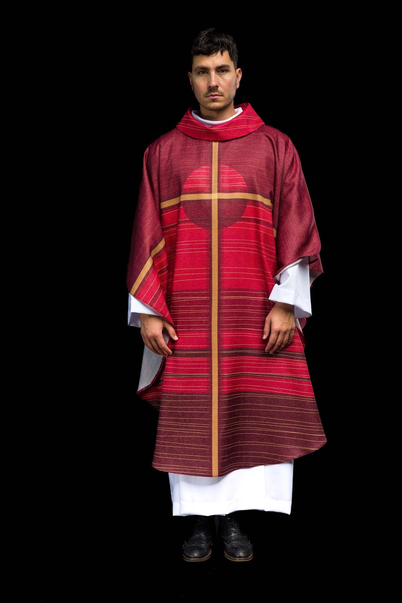 Chasuble imprimée rouge avec motif de croix KOD/7010/02/40 - CHASUBLES.FR