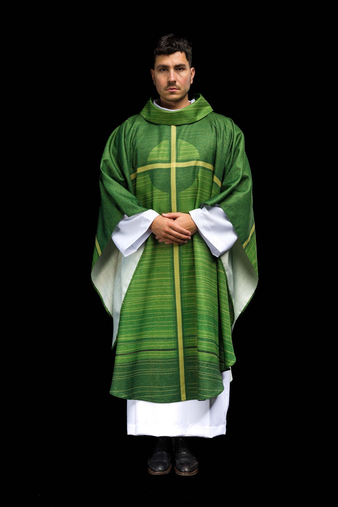 Chasuble imprimée verte avec motif de croix KOD/7010/01/40 - CHASUBLES.FR