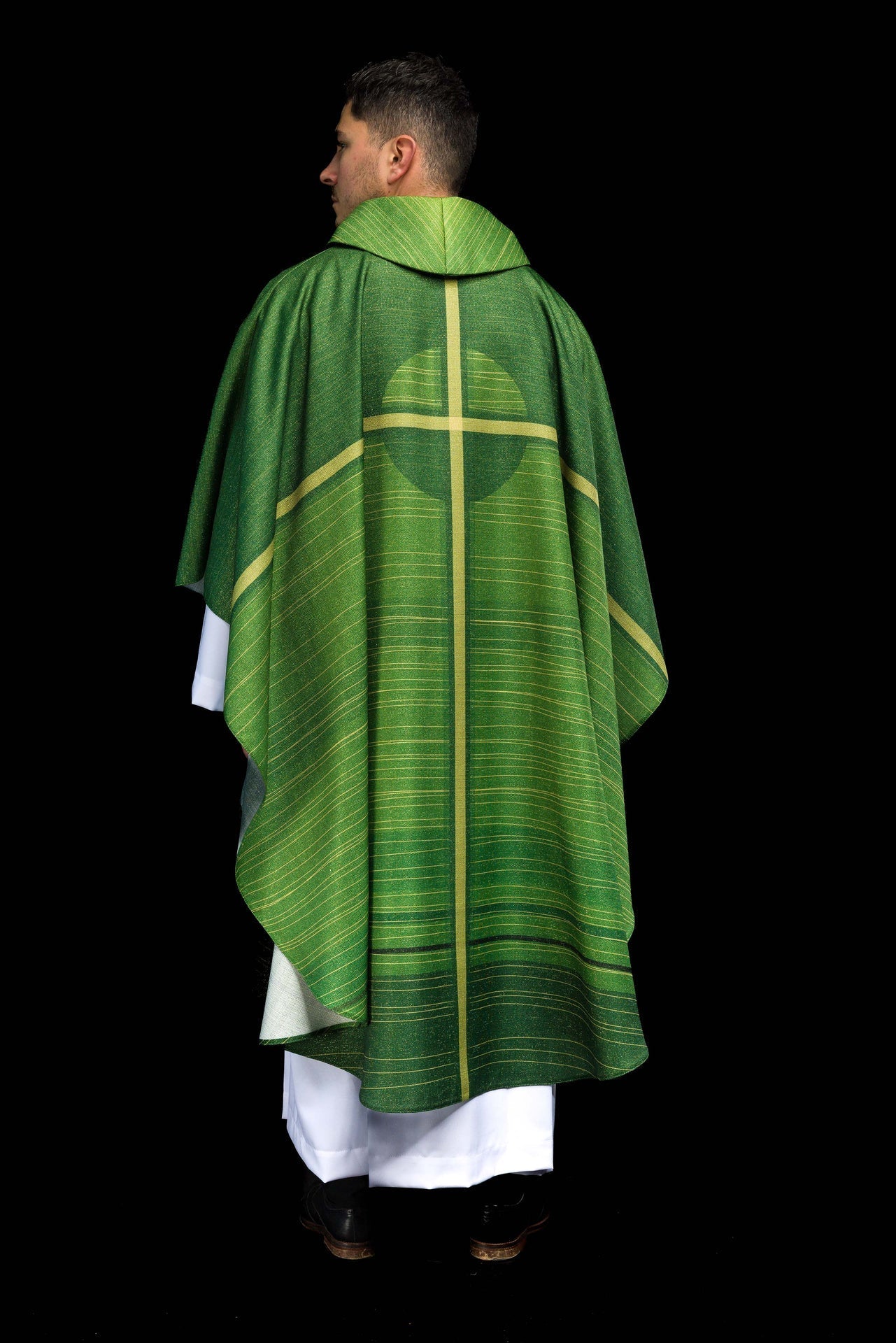 Chasuble imprimée verte avec motif de croix KOD/7010/01/40 - CHASUBLES.FR
