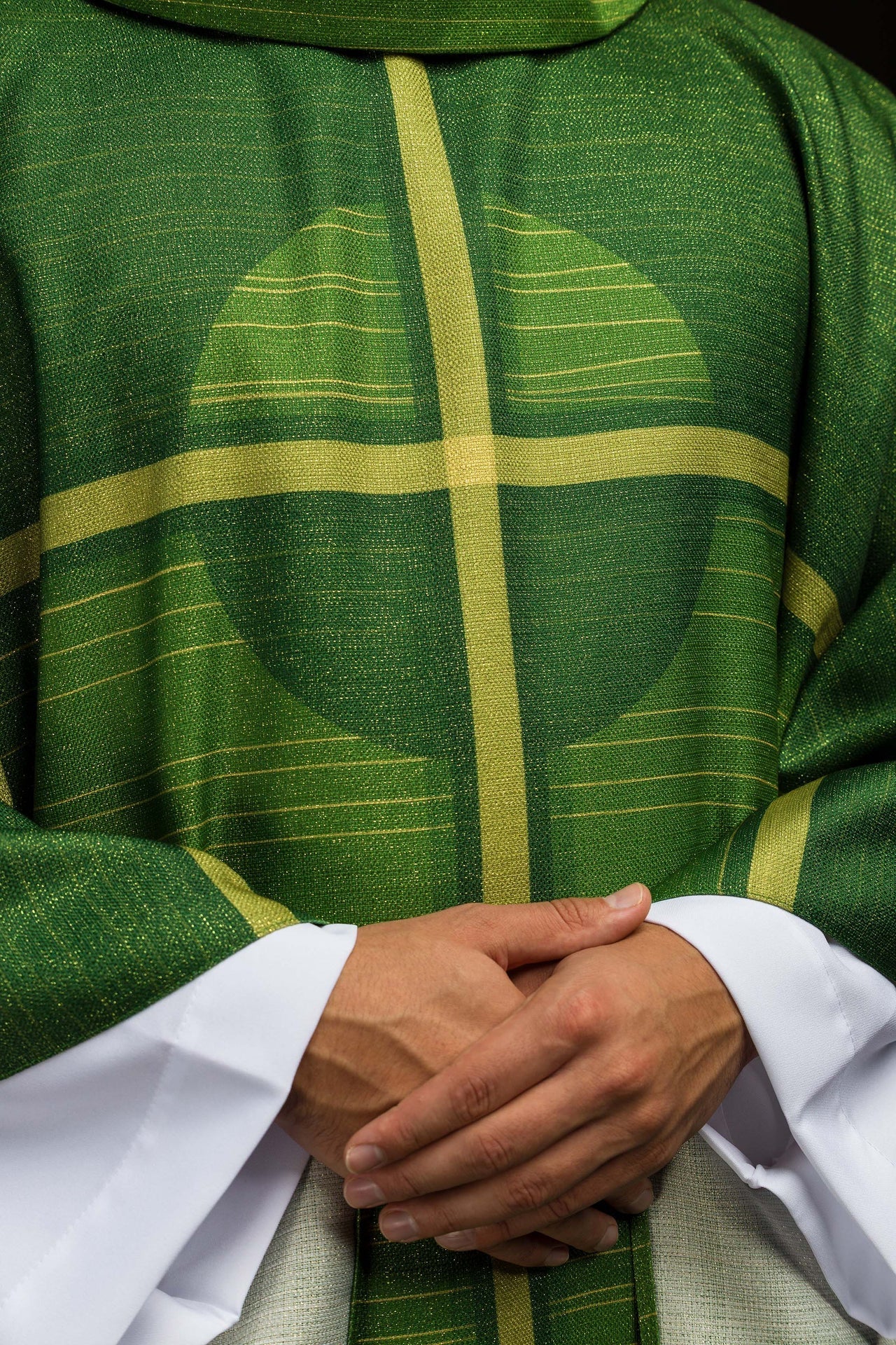 Chasuble imprimée verte avec motif de croix KOD/7010/01/40 - CHASUBLES.FR