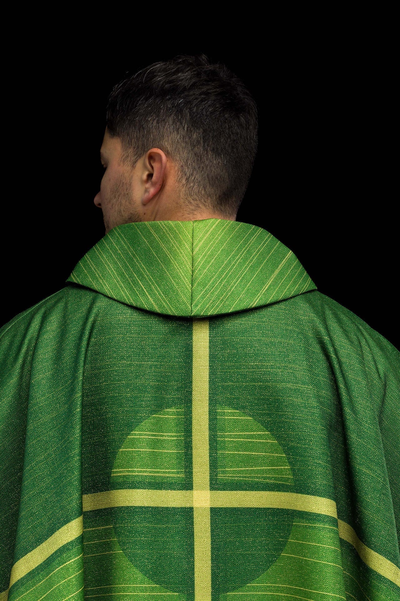 Chasuble imprimée verte avec motif de croix KOD/7010/01/40 - CHASUBLES.FR