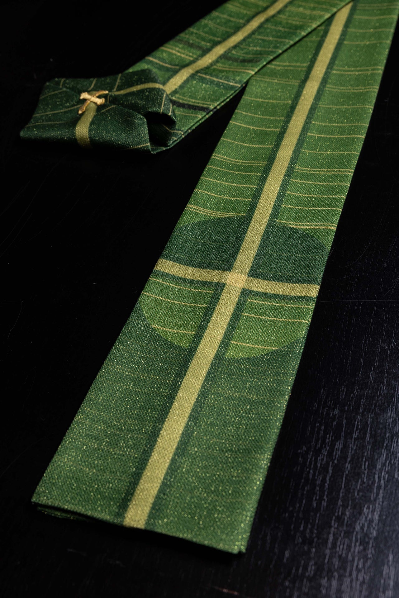 Chasuble imprimée verte avec motif de croix KOD/7010/01/40 - CHASUBLES.FR