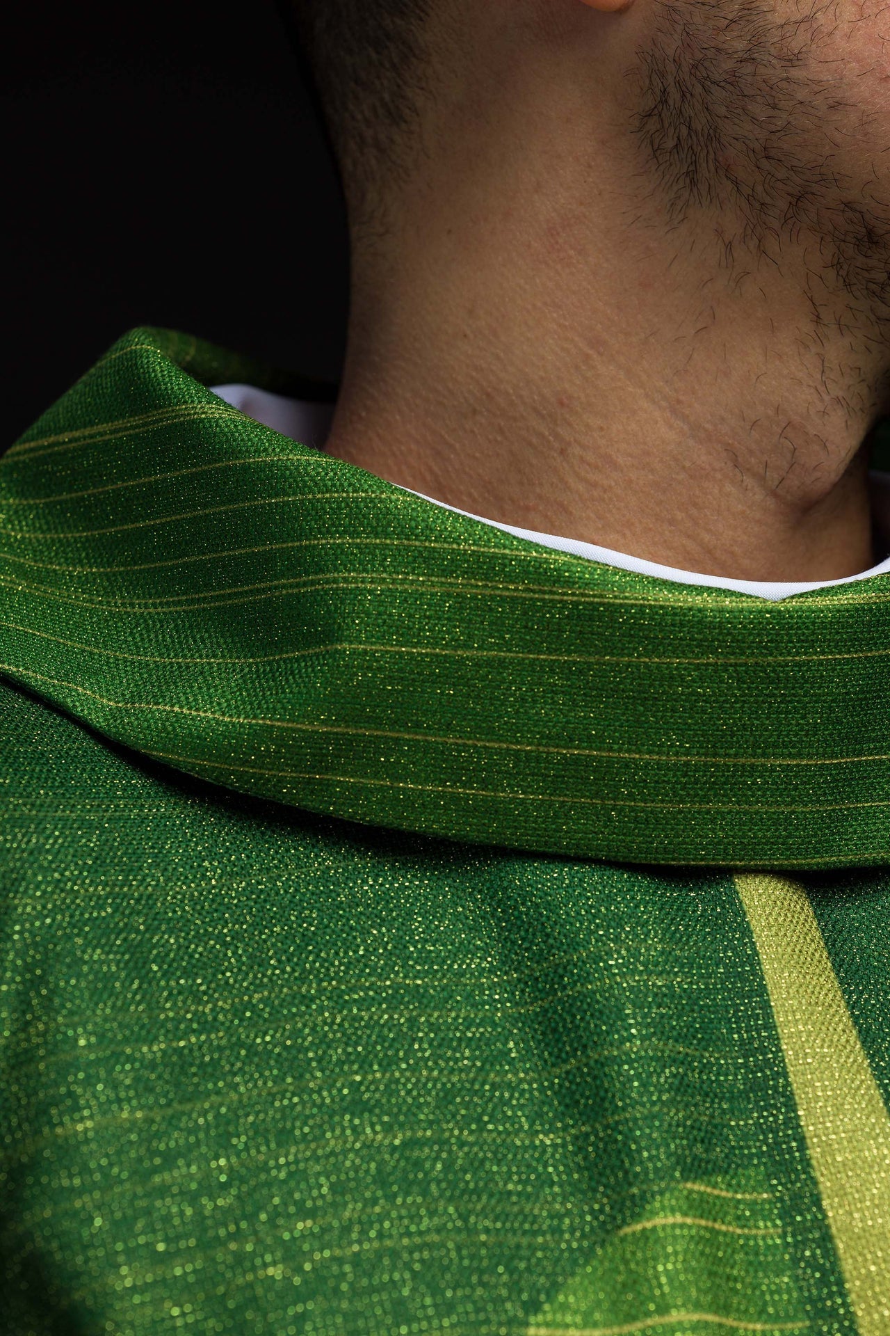 Chasuble imprimée verte avec motif de croix KOD/7010/01/40 - CHASUBLES.FR