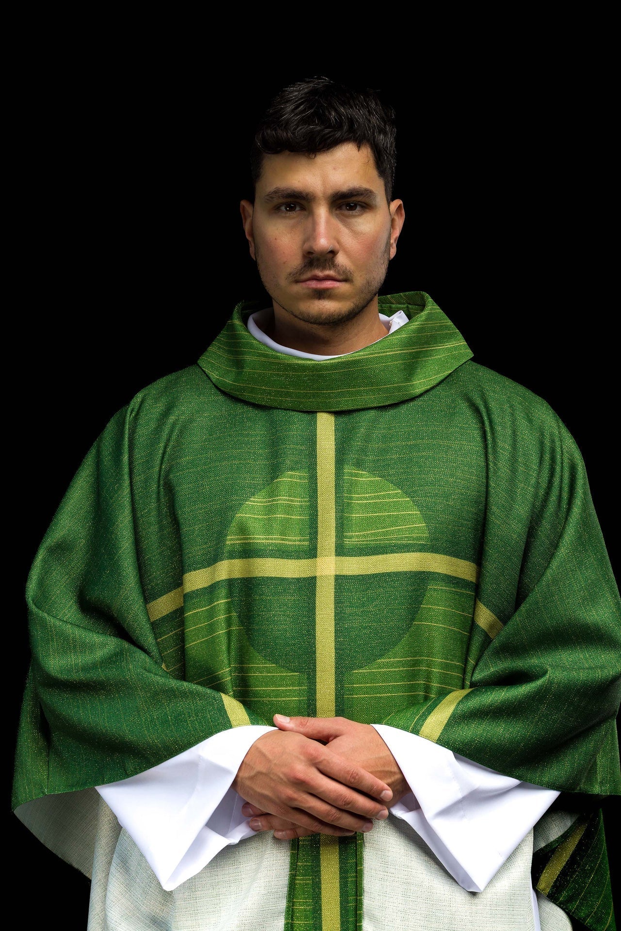 Chasuble imprimée verte avec motif de croix KOD/7010/01/40 - CHASUBLES.FR