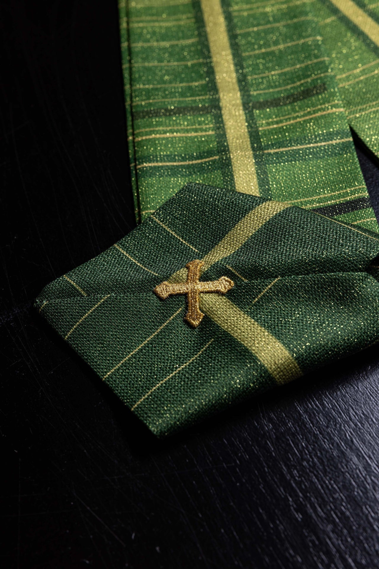 Chasuble imprimée verte avec motif de croix KOD/7010/01/40 - CHASUBLES.FR