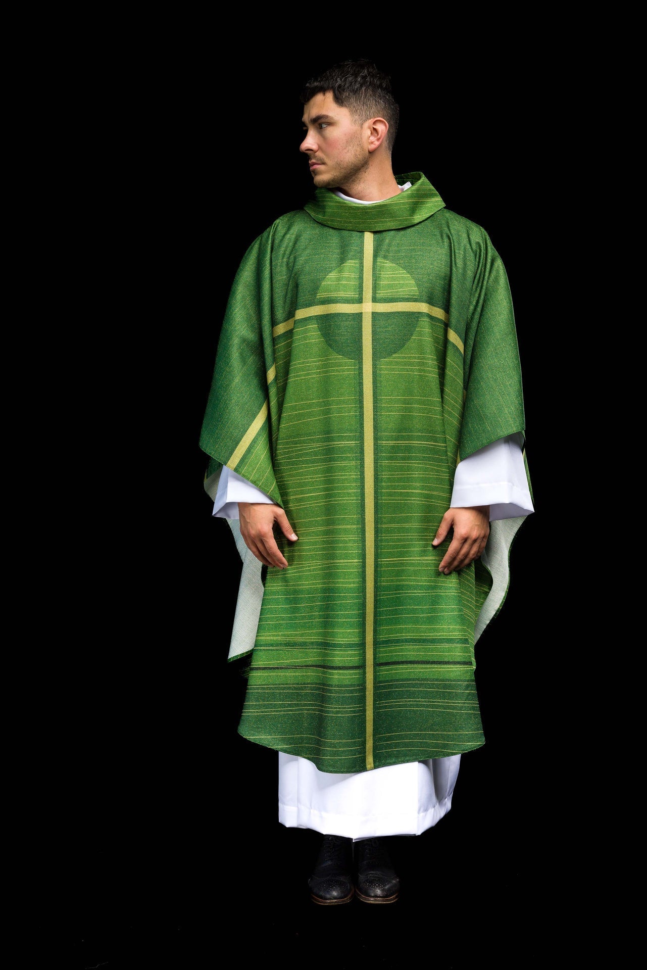 Chasuble imprimée verte avec motif de croix KOD/7010/01/40 - CHASUBLES.FR