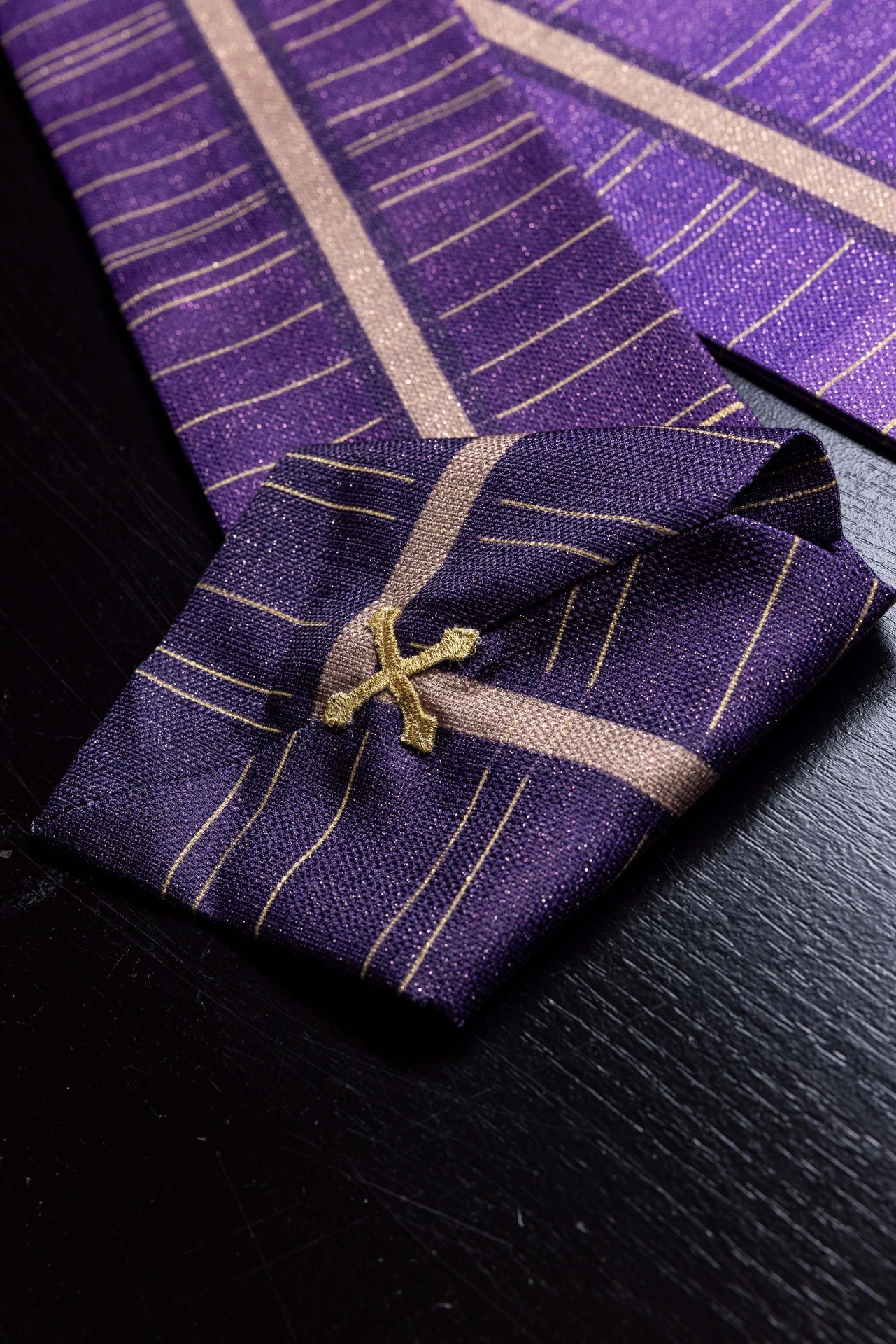 Chasuble imprimée violette avec motif de croix KOD/7010/03/40 - CHASUBLES.FR