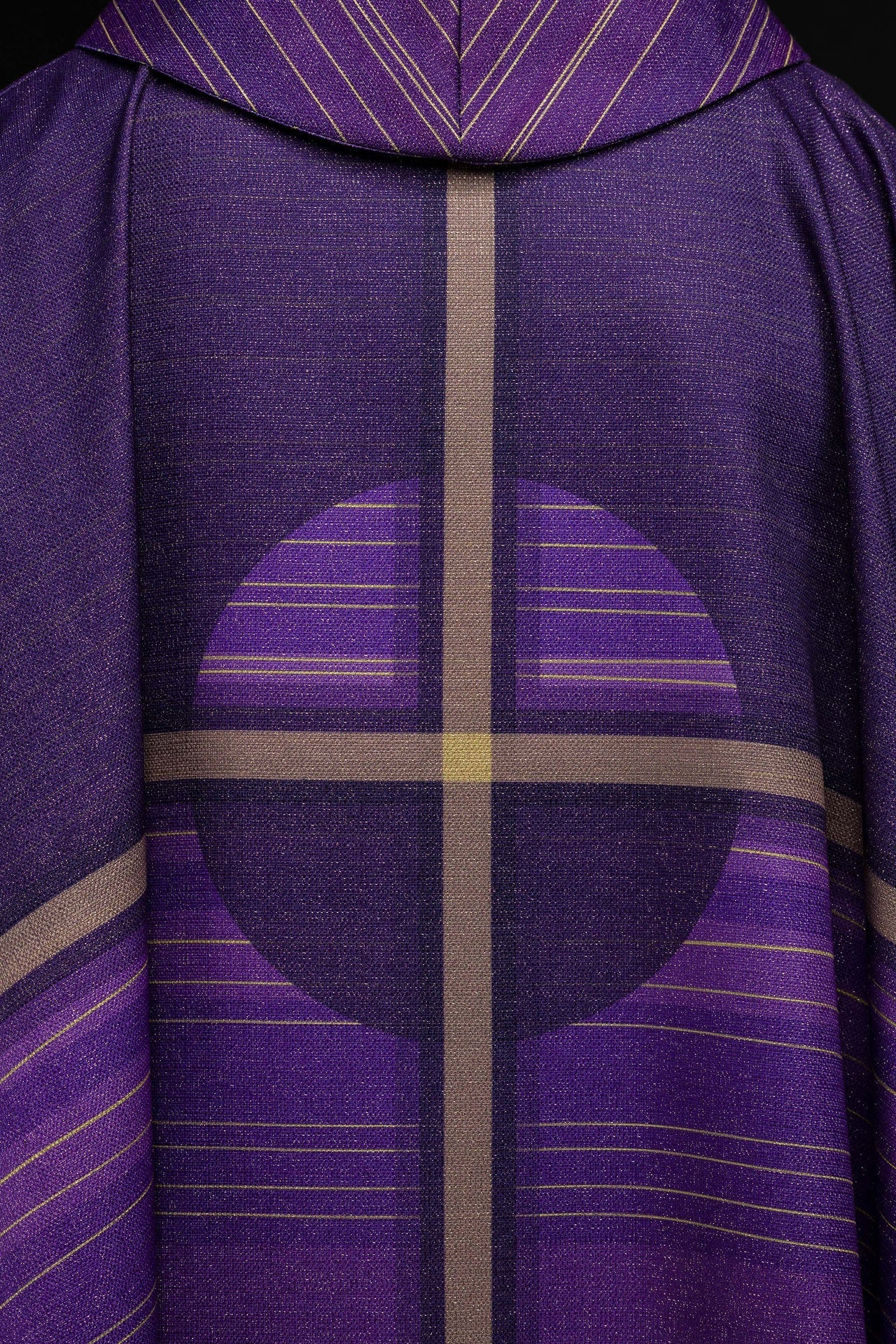 Chasuble imprimée violette avec motif de croix KOD/7010/03/40 - CHASUBLES.FR