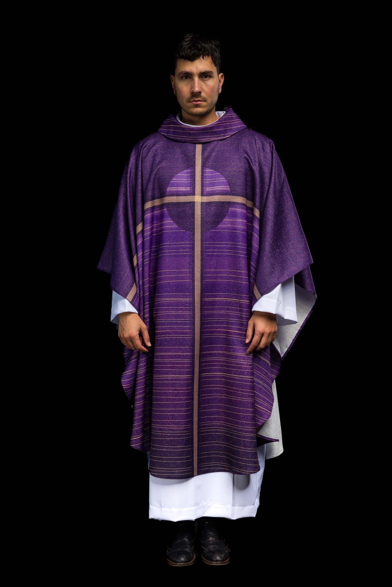 Chasuble imprimée violette avec motif de croix KOD/7010/03/40 - CHASUBLES.FR