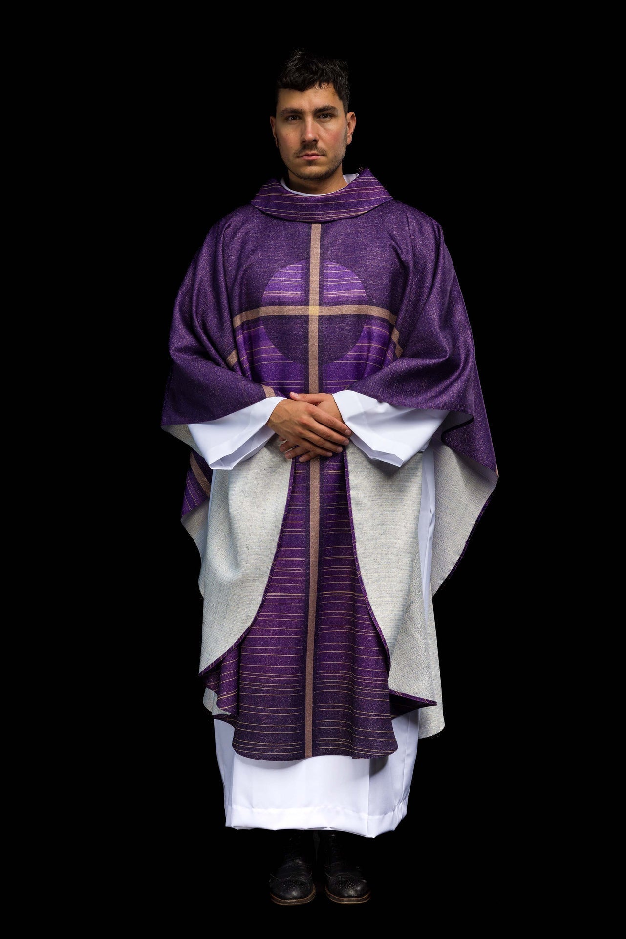 Chasuble imprimée violette avec motif de croix KOD/7010/03/40 - CHASUBLES.FR