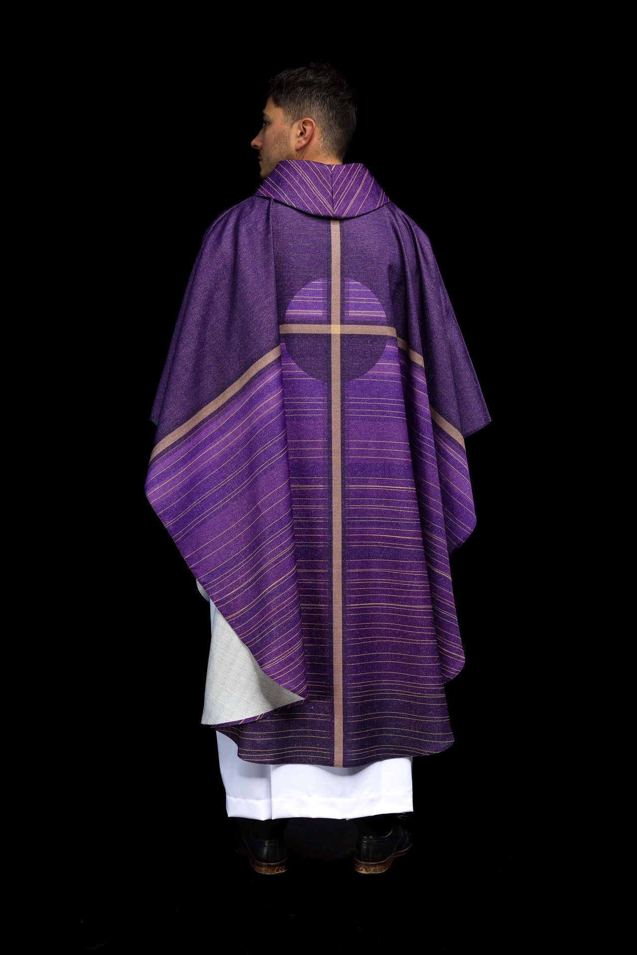 Chasuble imprimée violette avec motif de croix KOD/7010/03/40 - CHASUBLES.FR