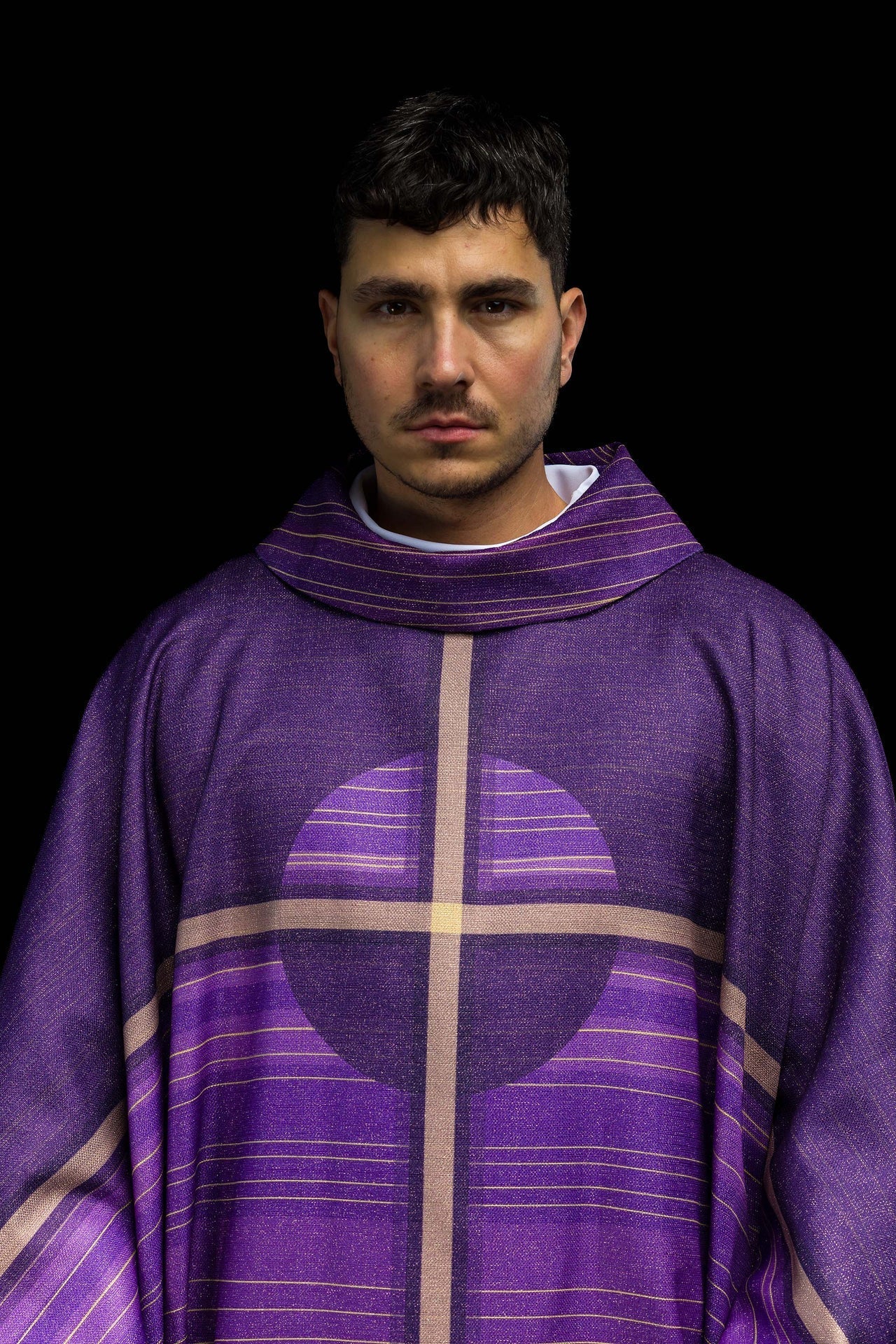Chasuble imprimée violette avec motif de croix KOD/7010/03/40 - CHASUBLES.FR