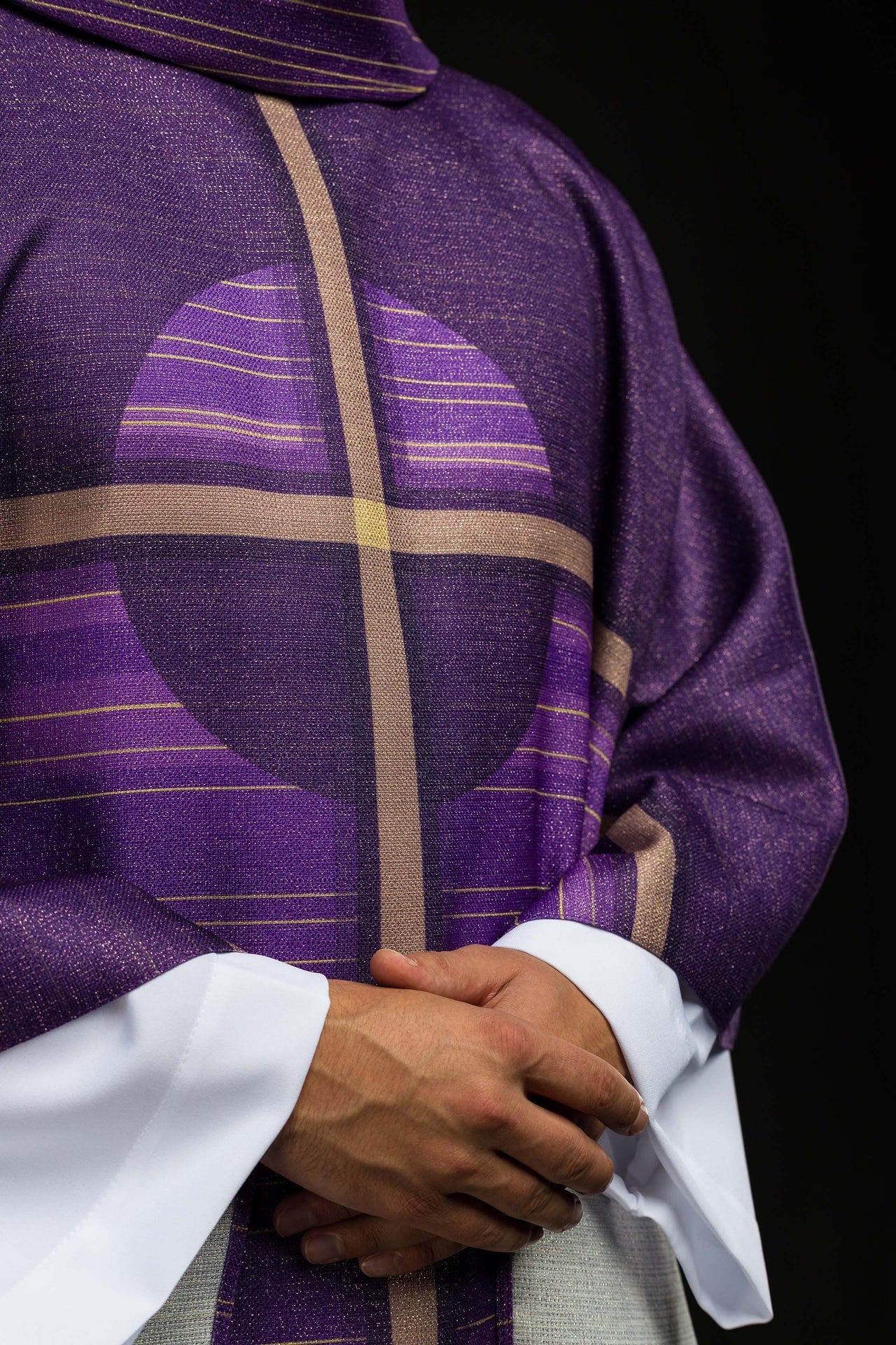 Chasuble imprimée violette avec motif de croix KOD/7010/03/40 - CHASUBLES.FR
