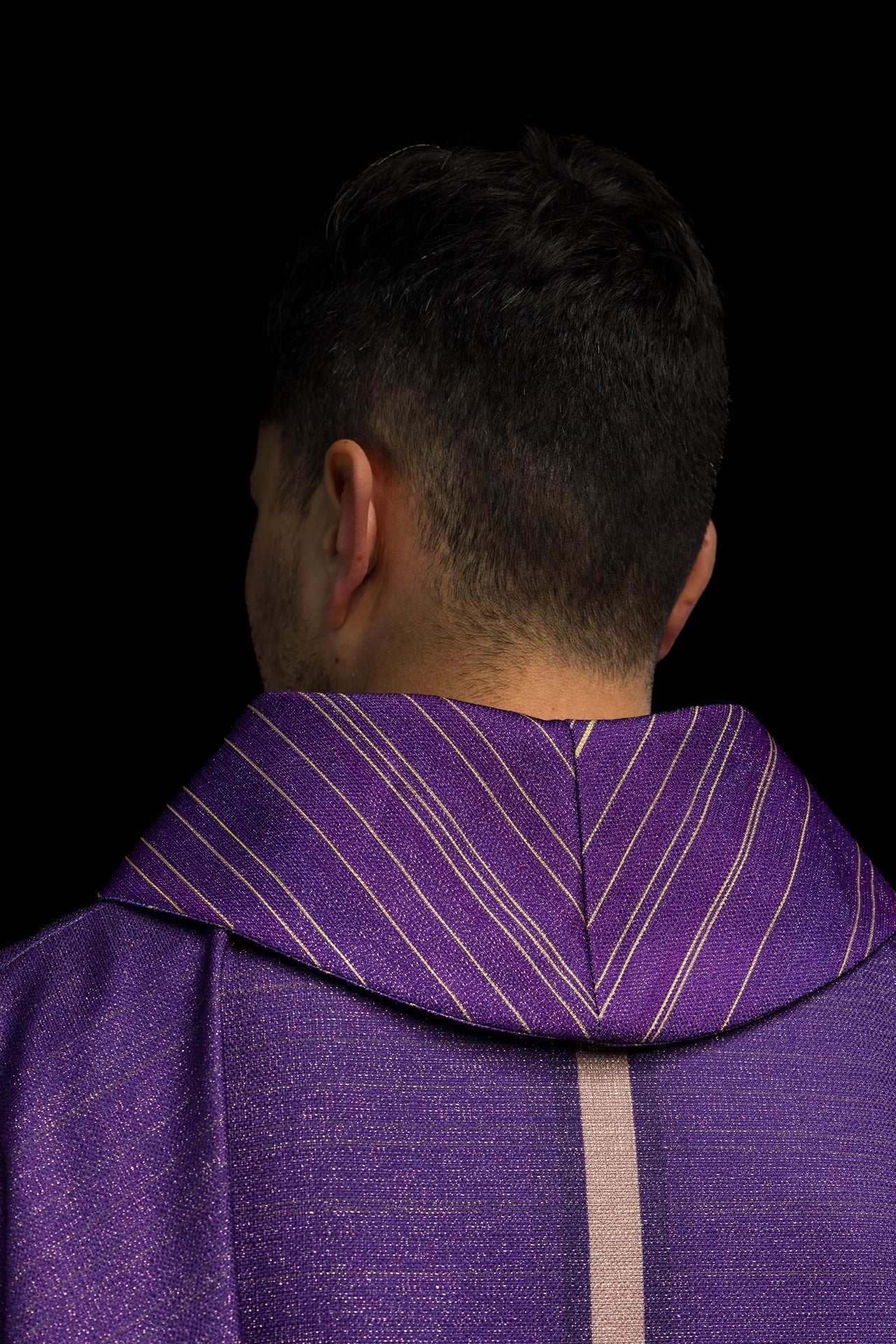 Chasuble imprimée violette avec motif de croix KOD/7010/03/40 - CHASUBLES.FR