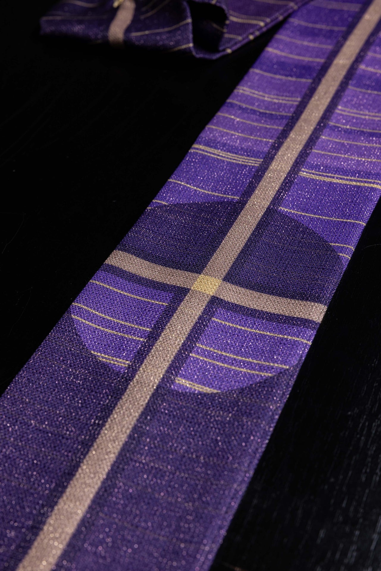 Chasuble imprimée violette avec motif de croix KOD/7010/03/40 - CHASUBLES.FR