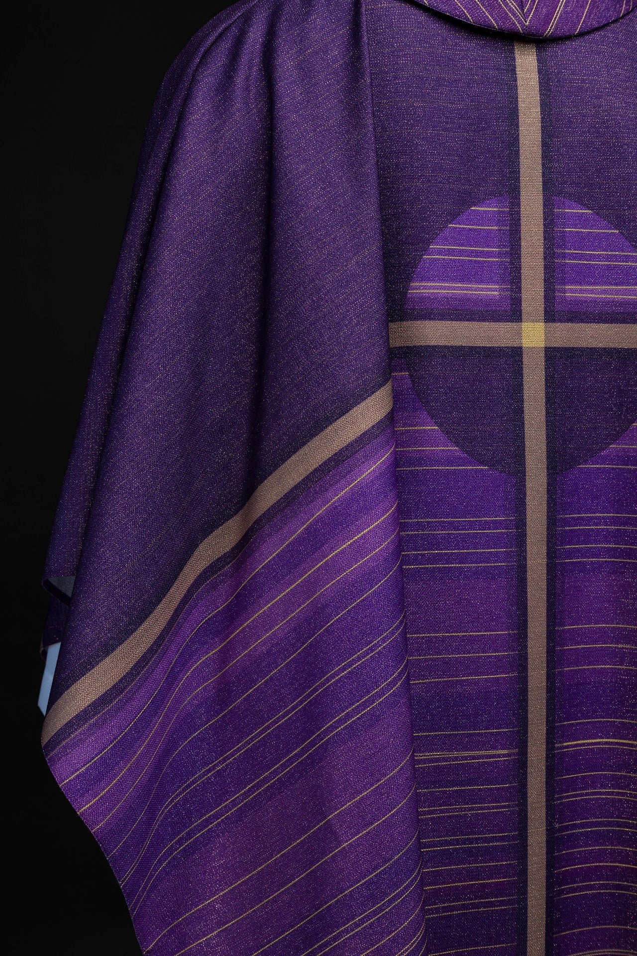 Chasuble imprimée violette avec motif de croix KOD/7010/03/40 - CHASUBLES.FR