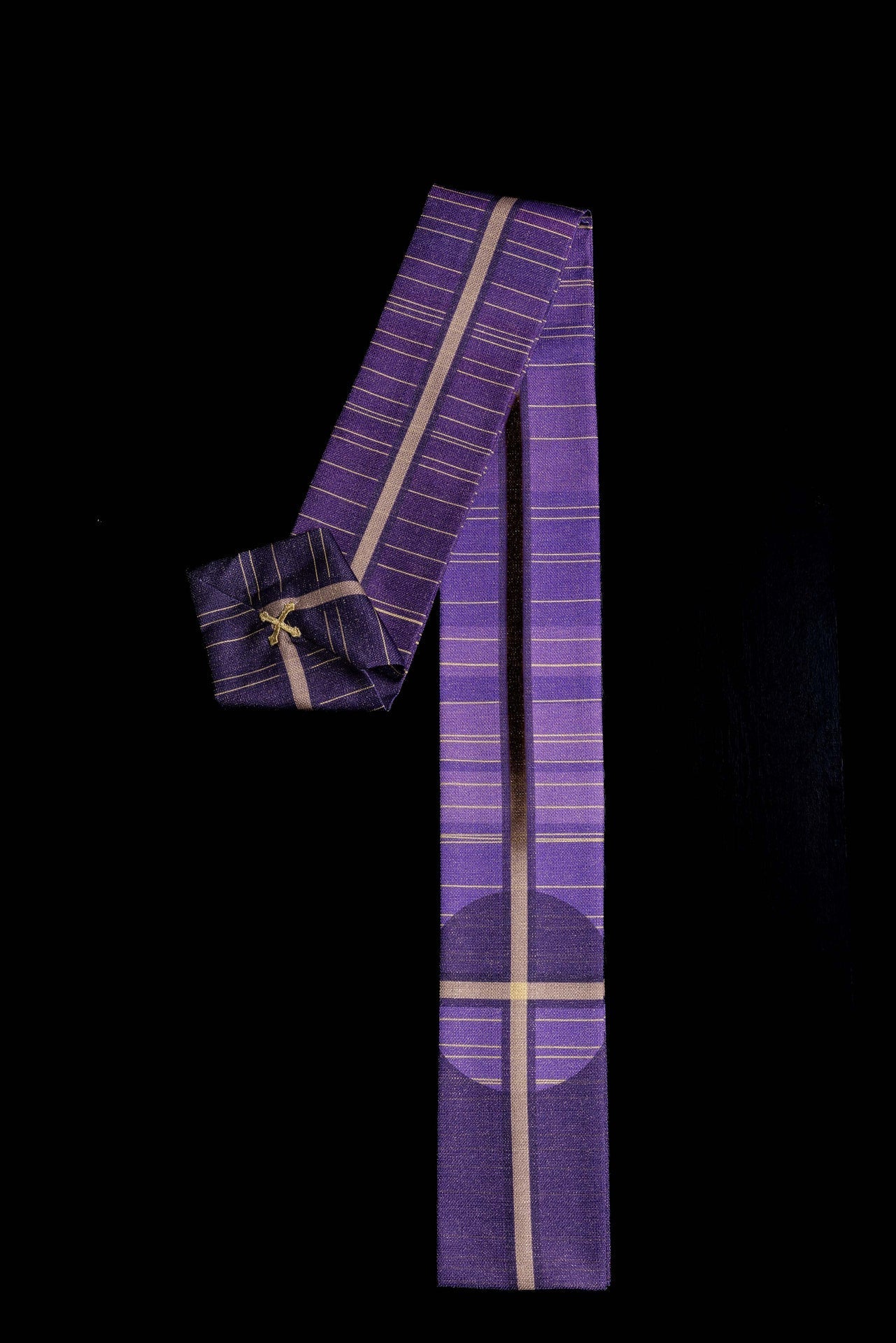 Chasuble imprimée violette avec motif de croix KOD/7010/03/40 - CHASUBLES.FR