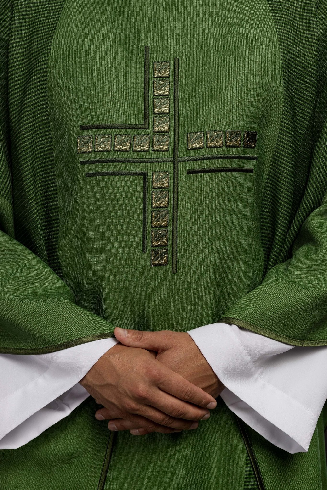 Chasuble litúrgico verde con cruz HA7036 - 01 ZIELONY - CHASUBLES.FR