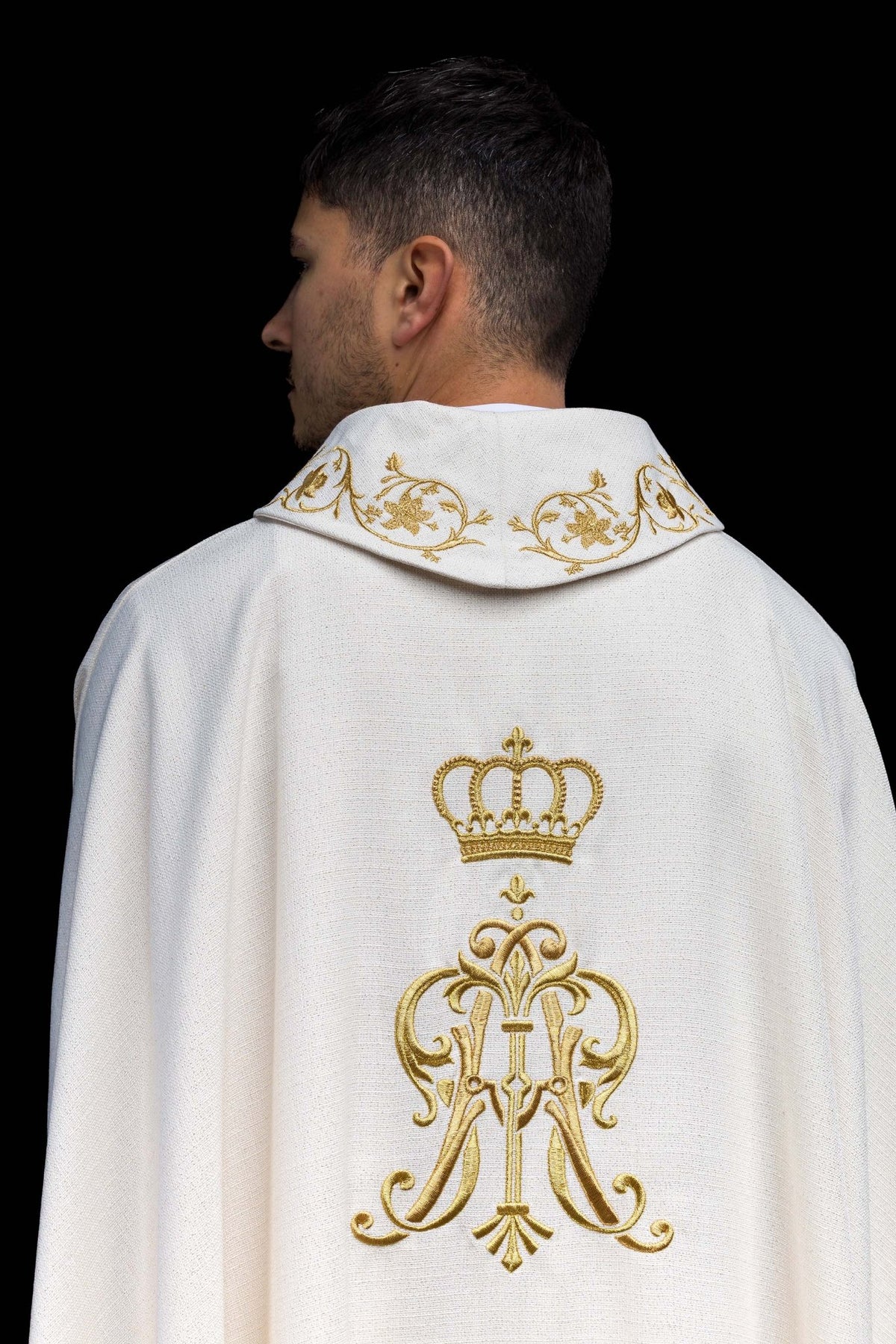 Chasuble liturgique avec armoiries mariales et couronne brodées S-7064-05-71 - CHASUBLES.FR