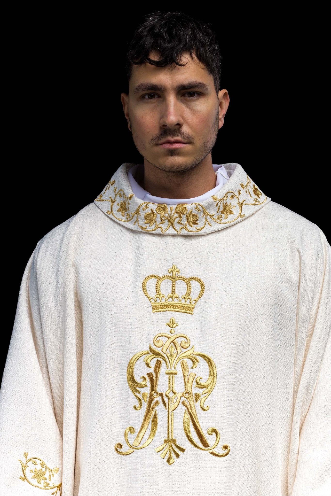 Chasuble liturgique avec armoiries mariales et couronne brodées S-7064-05-71 - CHASUBLES.FR