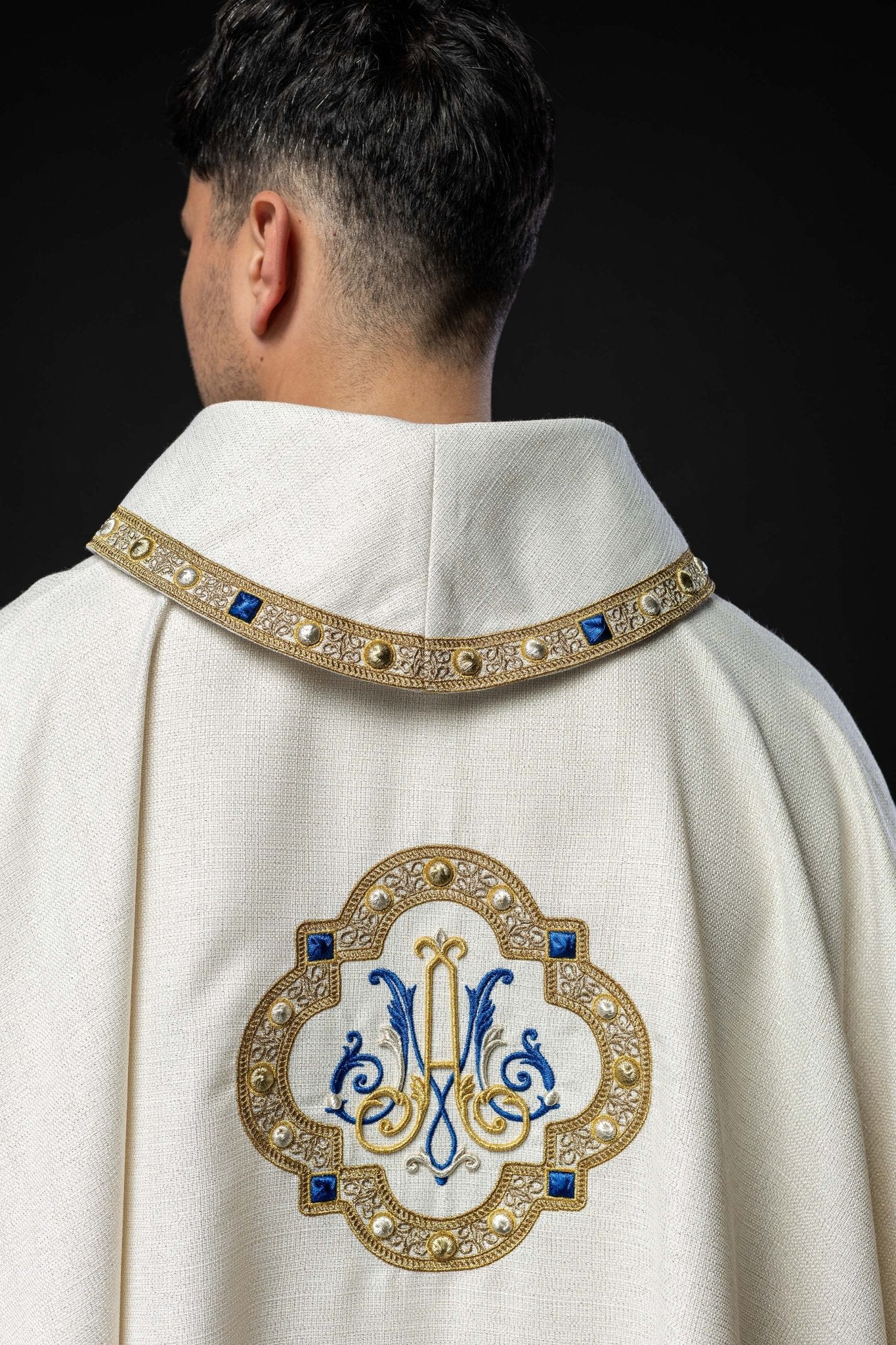 Chasuble liturgique avec blason marial brodé S - 7074 - 05 - 71 - CHASUBLES.FR