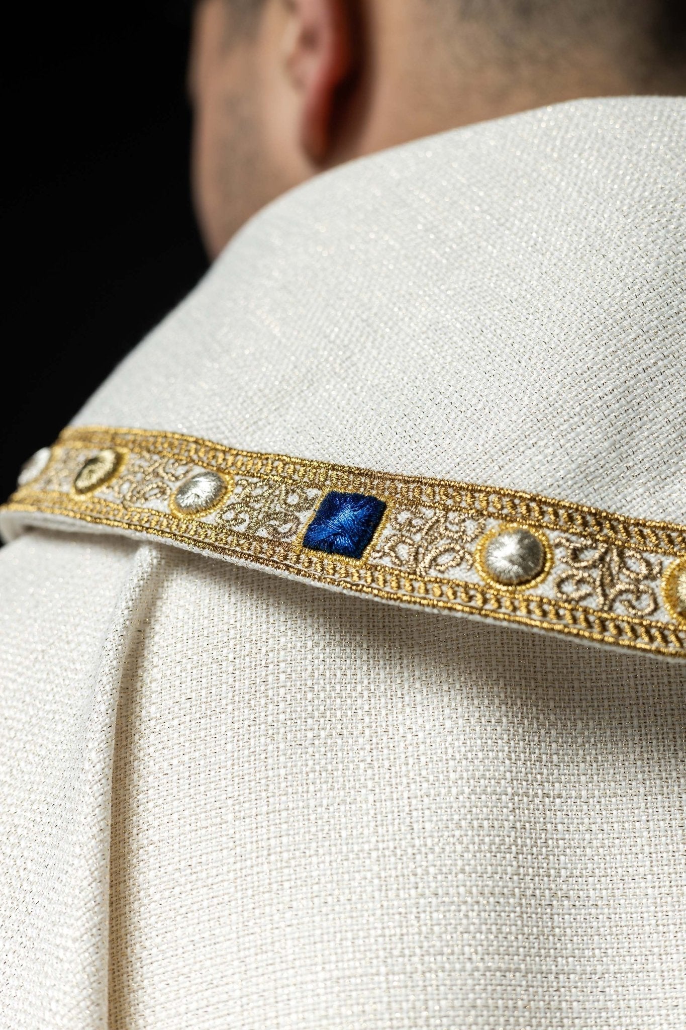 Chasuble liturgique avec blason marial brodé S - 7074 - 05 - 71 - CHASUBLES.FR