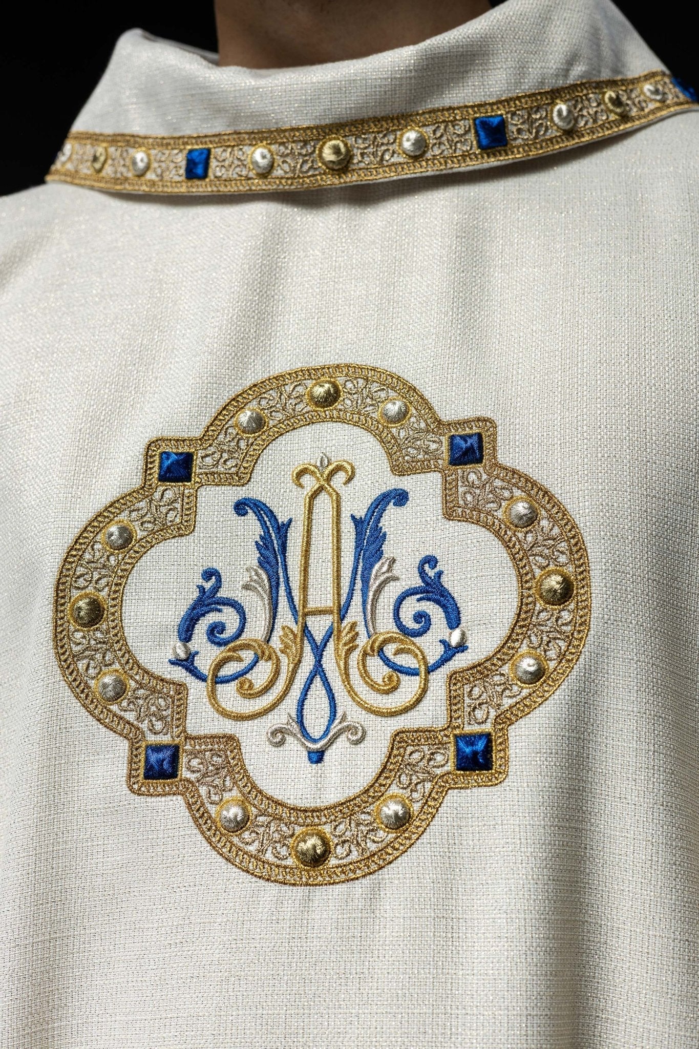 Chasuble liturgique avec blason marial brodé S - 7074 - 05 - 71 - CHASUBLES.FR