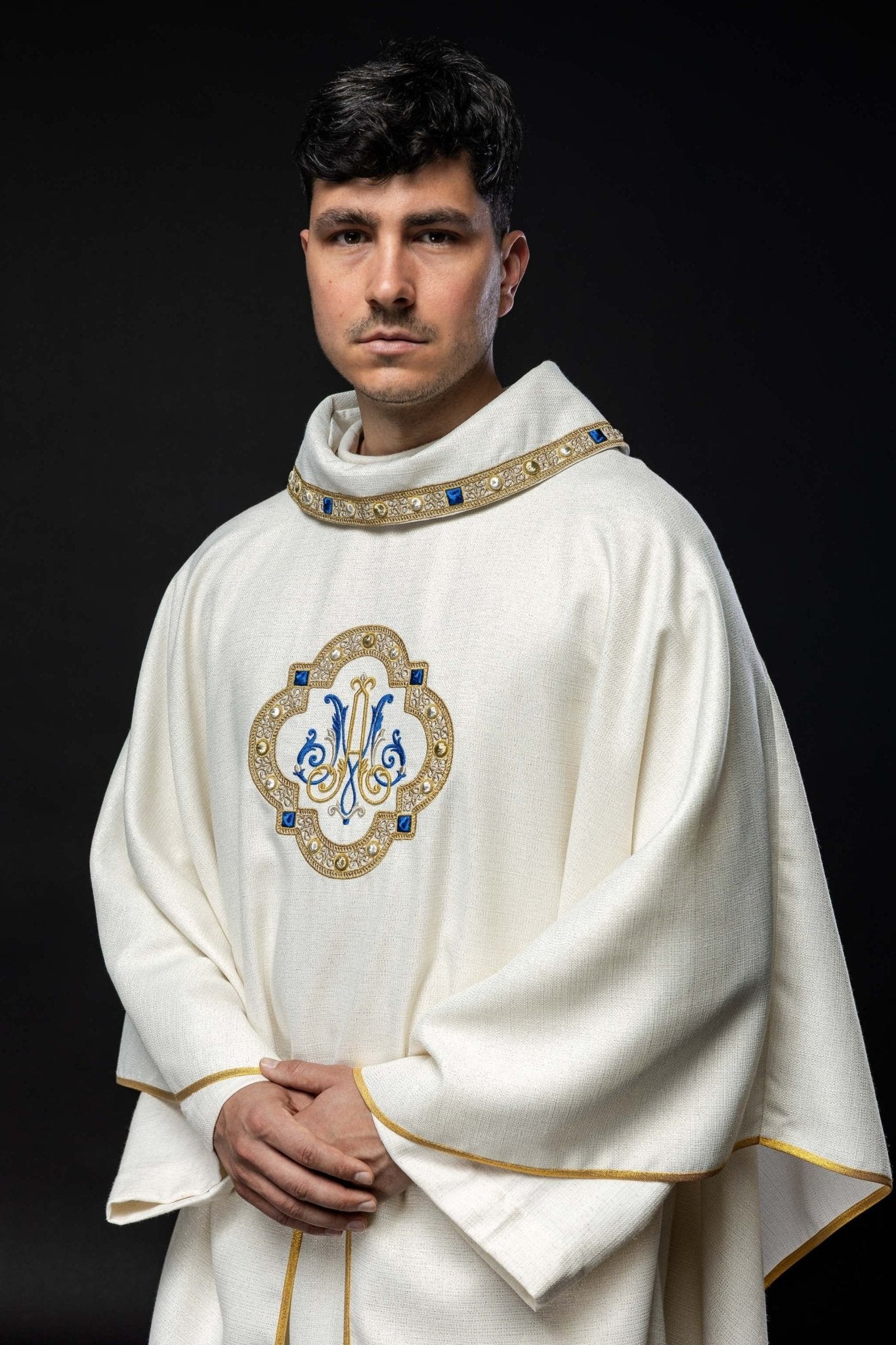Chasuble liturgique avec blason marial brodé S - 7074 - 05 - 71 - CHASUBLES.FR