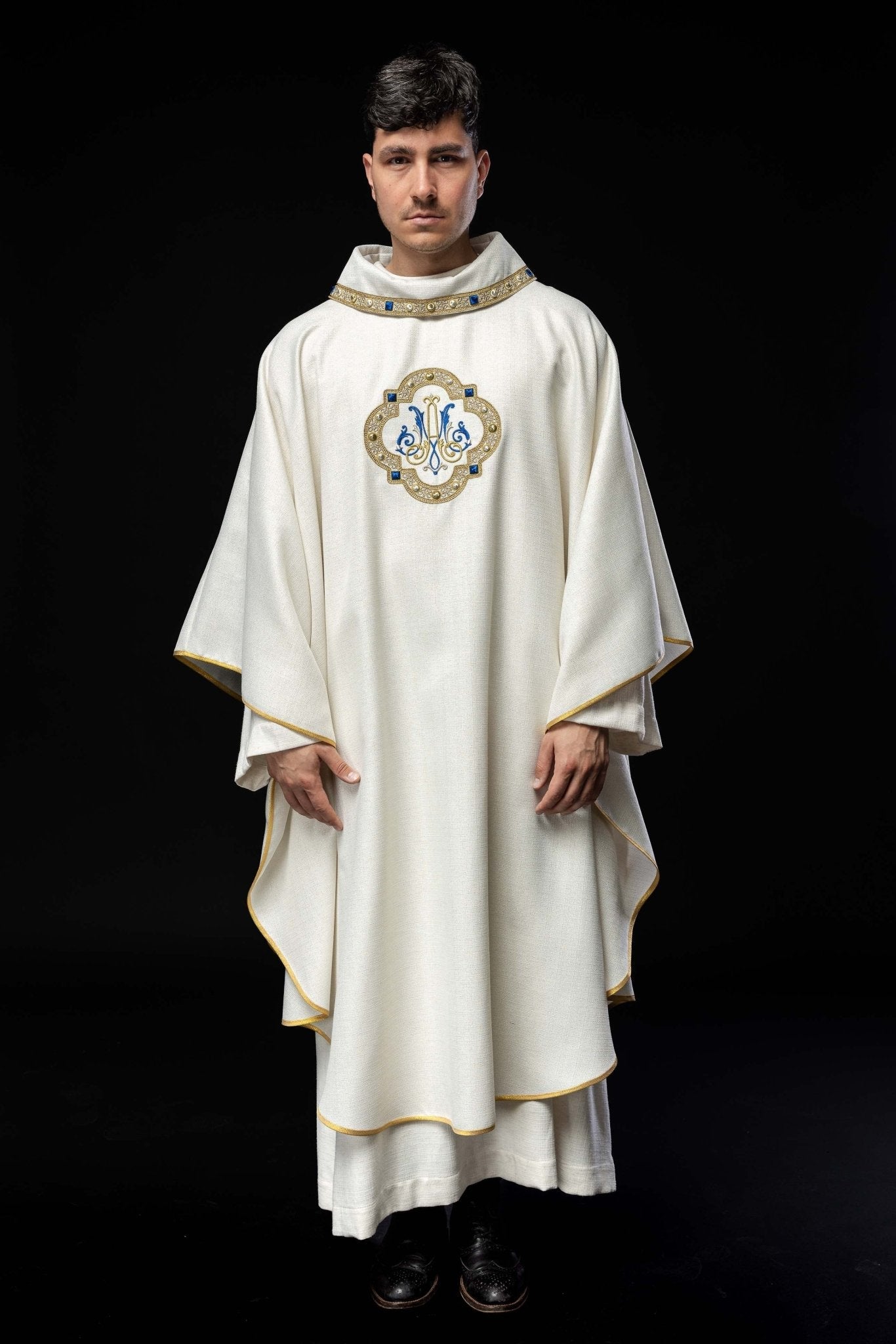 Chasuble liturgique avec blason marial brodé S - 7074 - 05 - 71 - CHASUBLES.FR